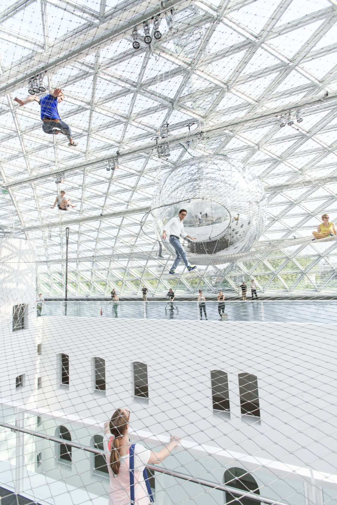 Exhibition view in orbit, 2013–14 K21 Kunstsammlung Nordrhein-Westfalen, Düsseldorf Photo © Studio Tomás Saraceno