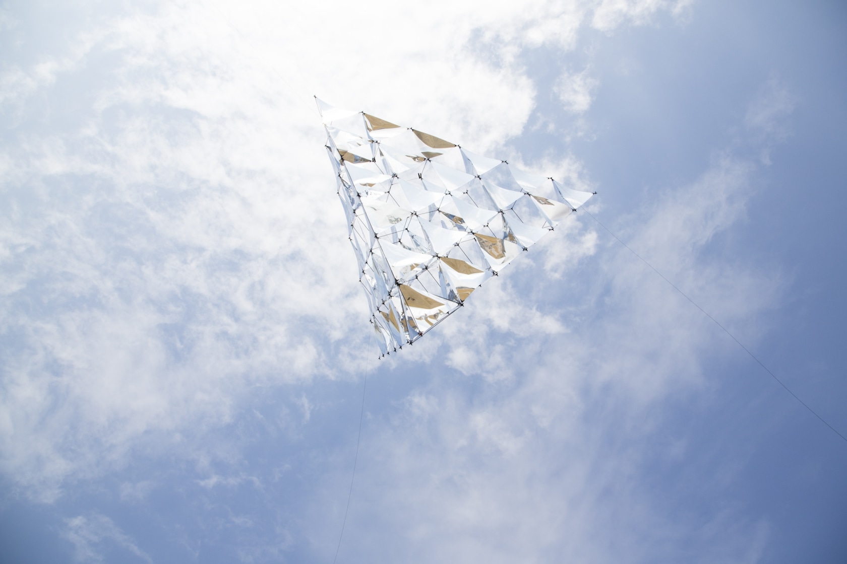 Solar Bell L, 2013 Carbon fiber tubes, laminated solar foil, aluminium Photo © Studio Tomás Saraceno