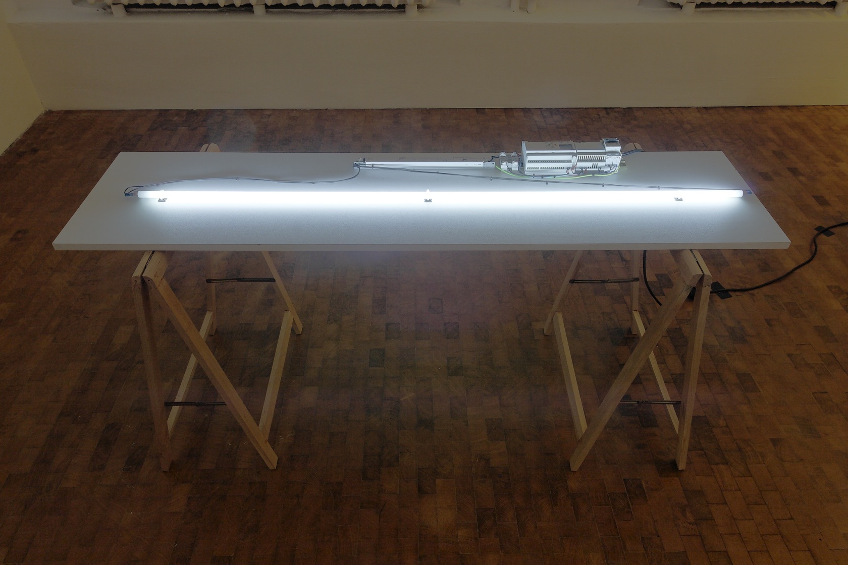 Test pour le Théâtre National, 2002 Table, neon tube, electrical equipment The work is a test model for an artistic...