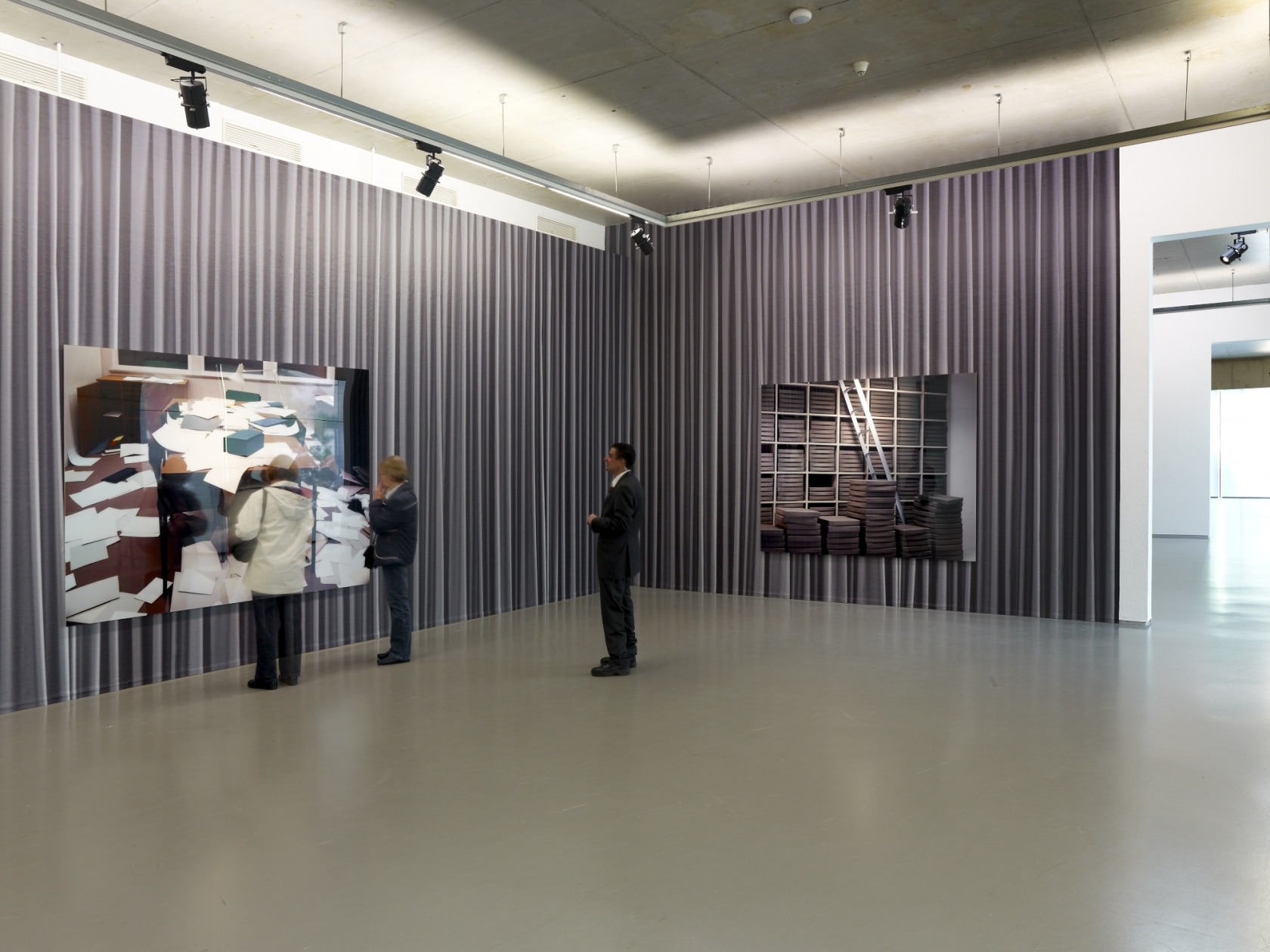 Büro / Office, 1995 (left) C-Print, Diasec Archiv / Archive, 1995 (right) C-Print, Diasec Photo © Studio Hans Wilschut