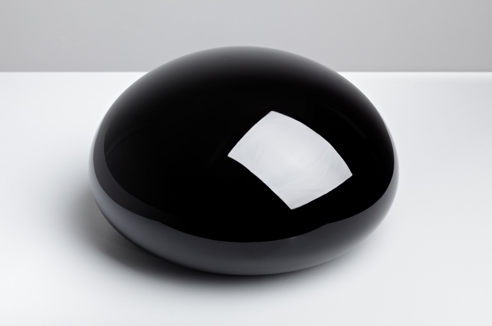 Matti Braun Untitled, 2009 Glass, black ø 25 cm, height 15 cm Photo © Hans Georg Gaul