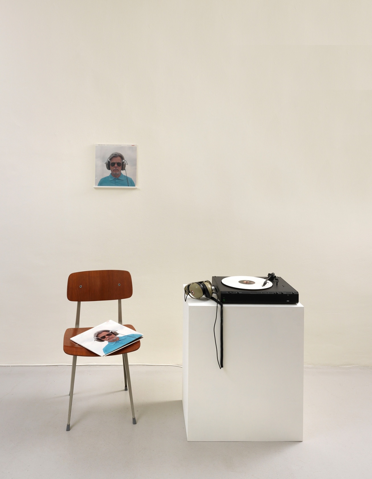 Super-Heavy Flute, 2012 Vinyl record, record player, headphones, chair 31,5 x 31,5 cm Photo © Jens Ziehe