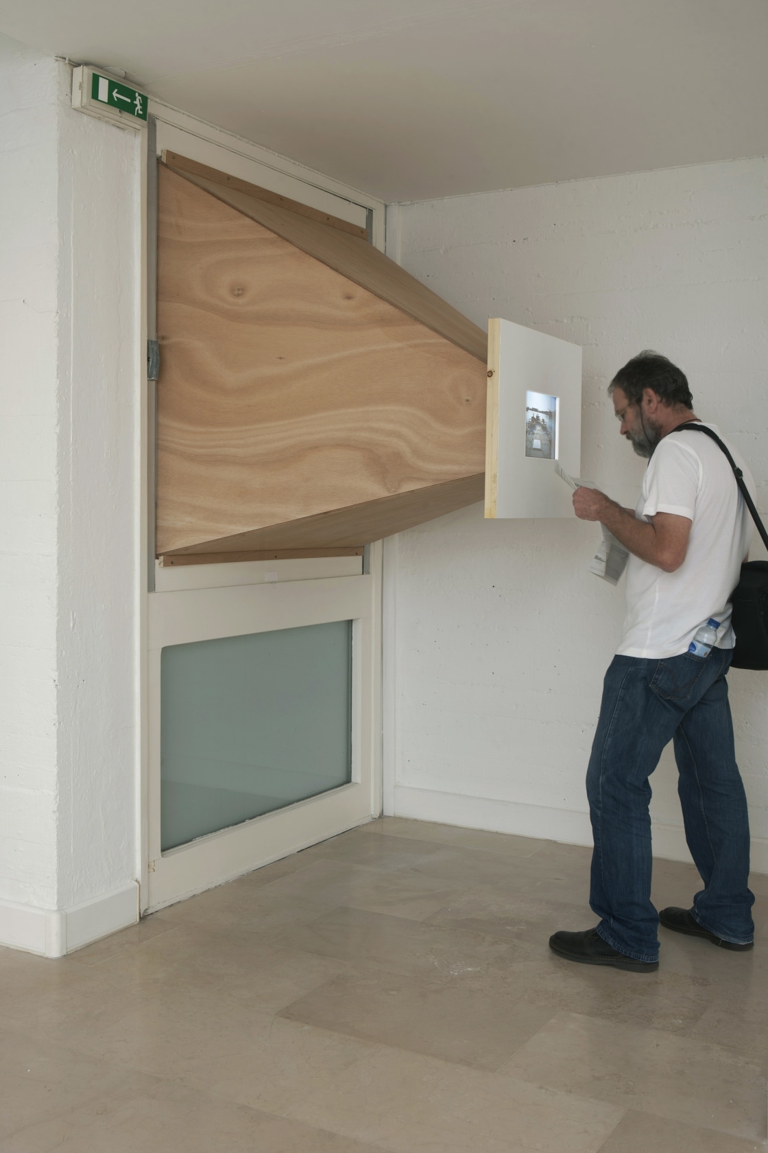Site, 2003/2007 Color transparency, glass, opening cut into a partition, wood construction, paint, light-refracting window foil Photo © Jean Bastille