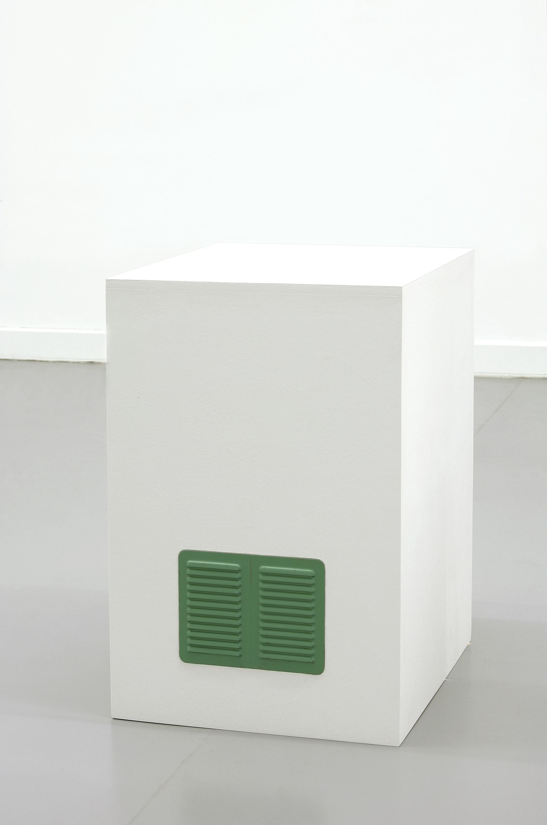 Unit, 1998 Pedestal, ventilation grill Photo © Jean Bastille