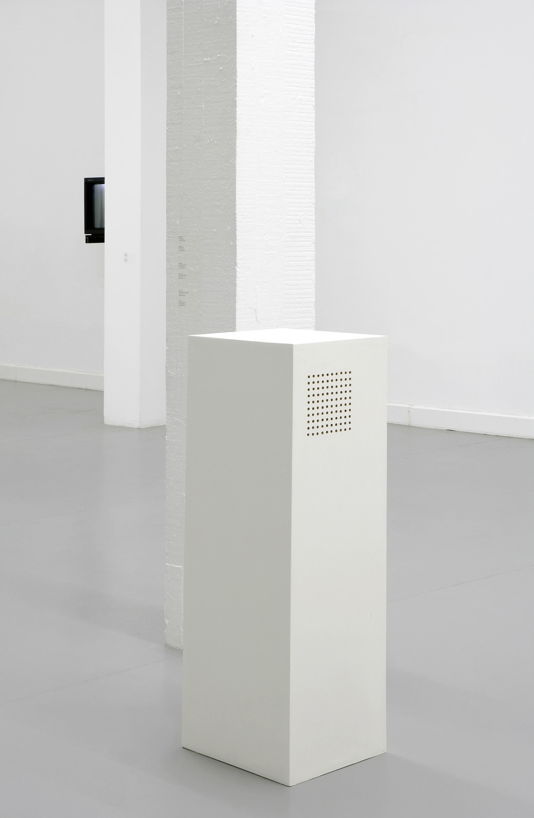 Unit, 1998 Pedestal, holes Photo © Jean Bastille