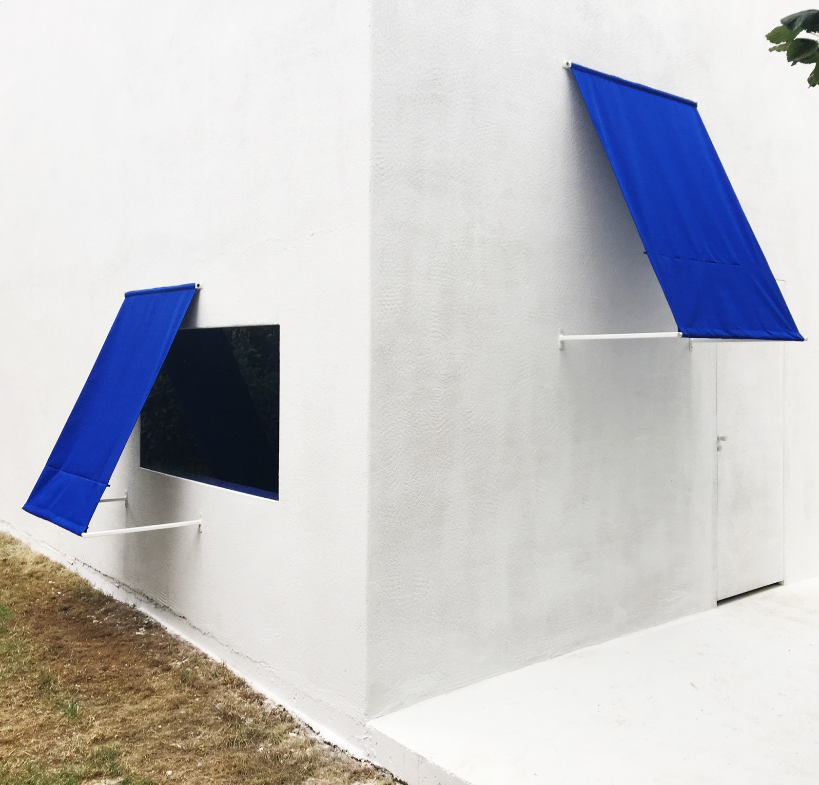 dancers sleeping inside a building, 2016 Various materials Photo © Aurélien Mole