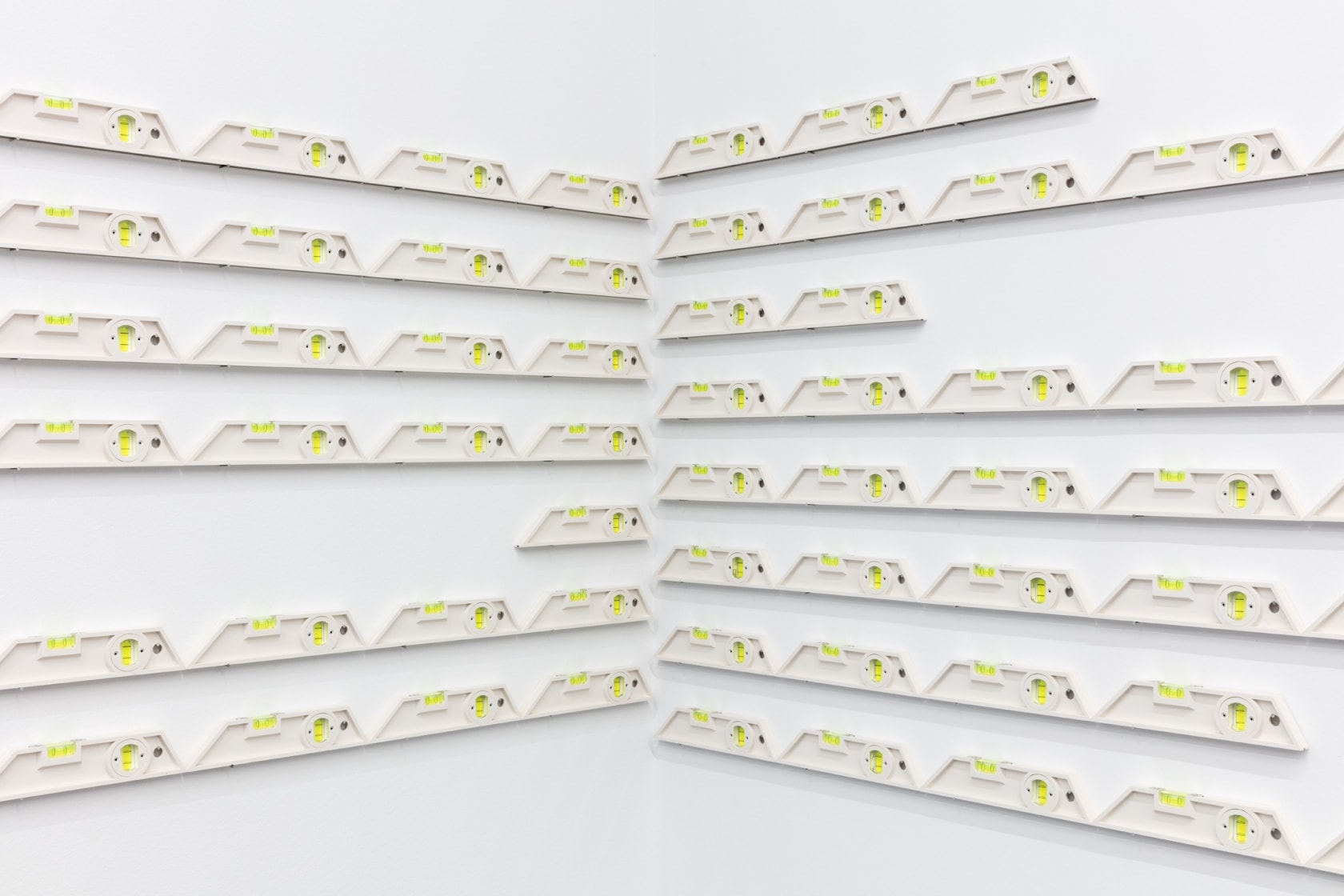 Left: Jac Leirner, 120 Levels, 2018 (detail). Exhibition view: Afinidades Eletivas, Esther Schipper, Berlin, 2018