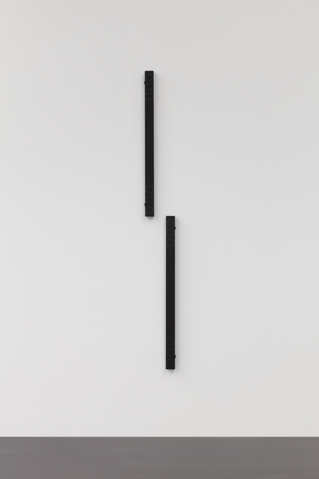 Ceal Floyer, Slide, 2018. Exhibition view: Ceal Floyer, Esther Schipper, Berlin, 2018. Photo © Andrea Rossetti