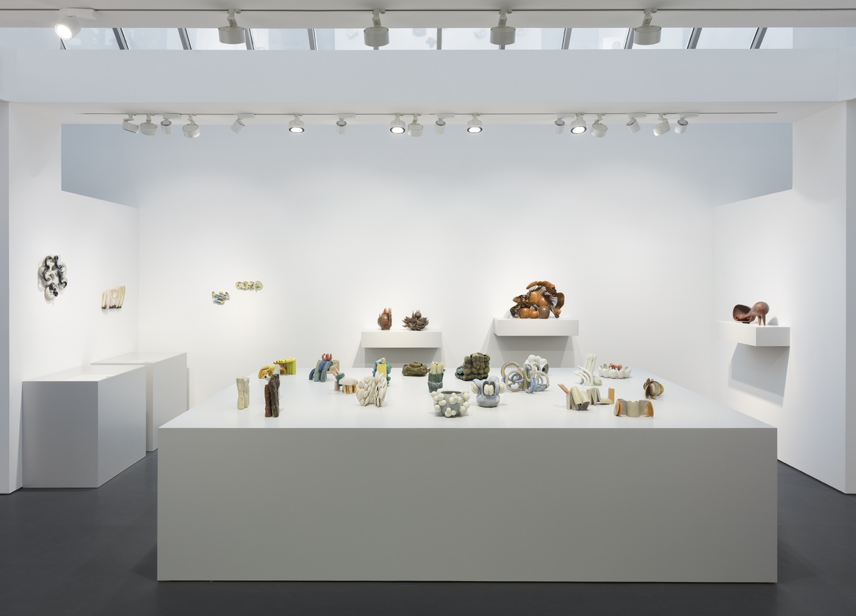 Exhibition view: Keramische Plastik, Esther Schipper, Berlin, 2018. Photo © Andrea Rossetti