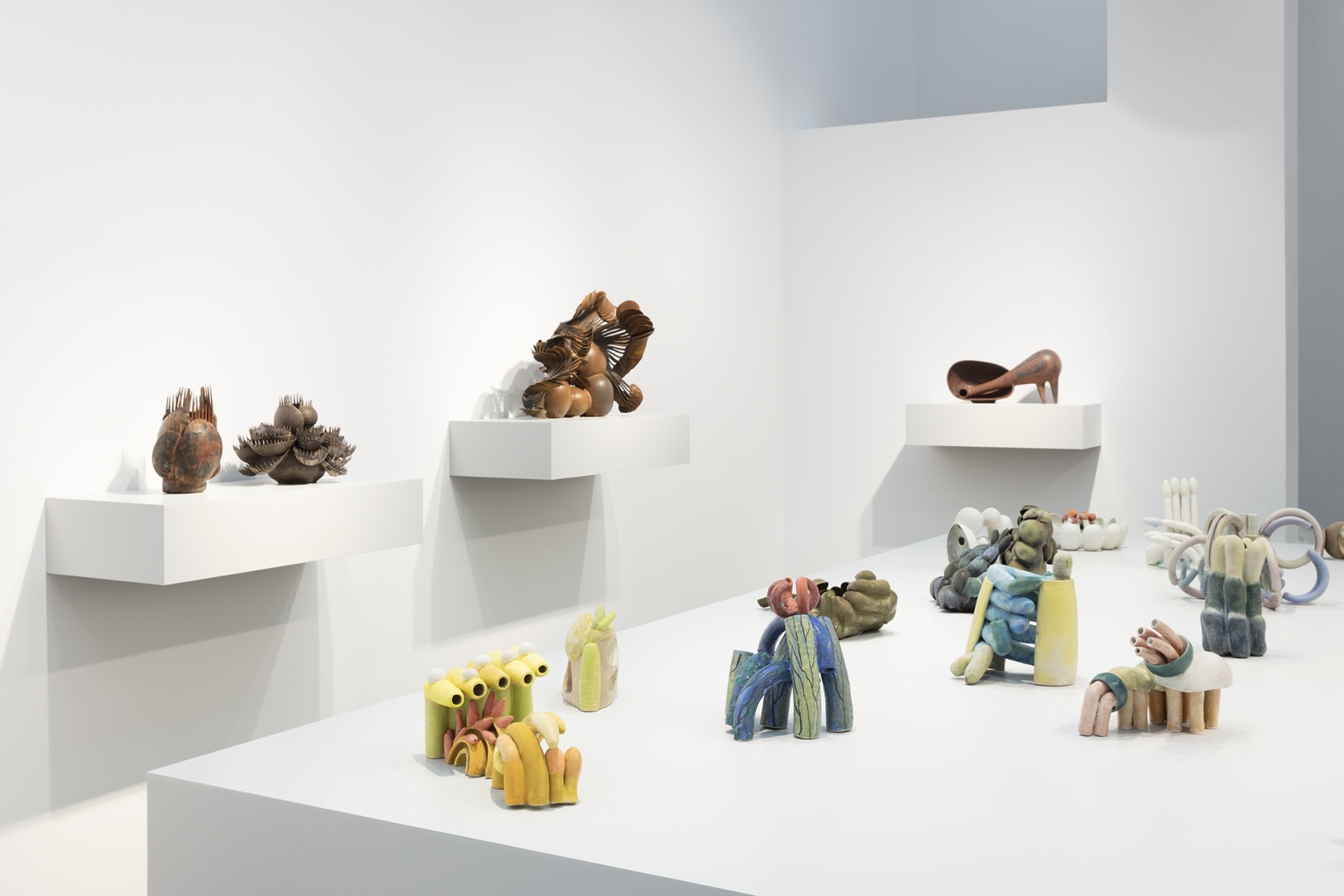 Exhibition view: Keramische Plastik, Esther Schipper, Berlin, 2018. Photo © Andrea Rossetti