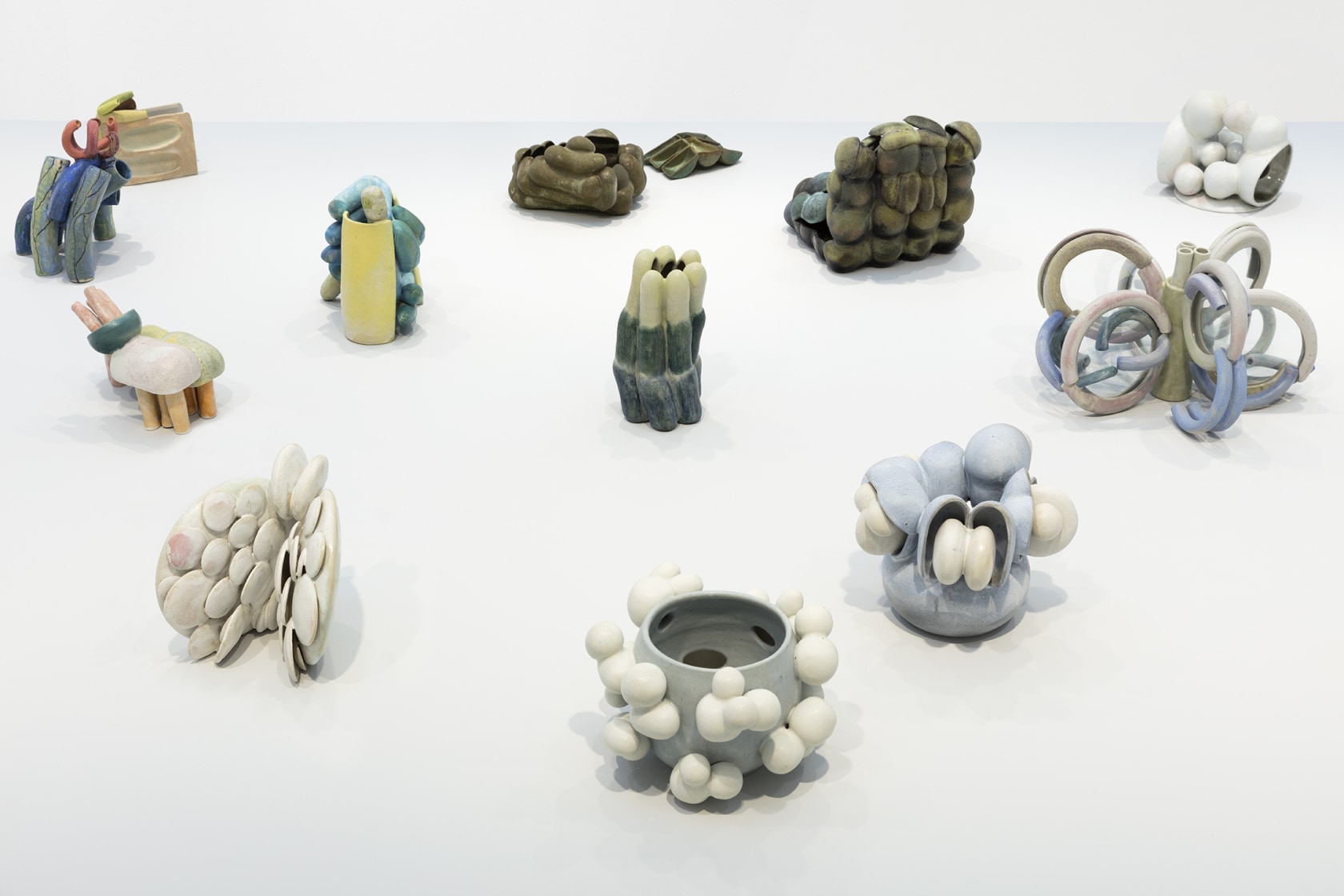 Exhibition view: Keramische Plastik, Esther Schipper, Berlin, 2018. Photo © Andrea Rossetti