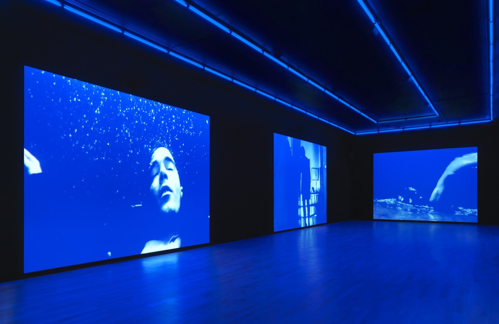 Exhibition view: Ugo Rondinone, good evening beautiful blue, The Bass Museum of Art, Miami, 2017-18 Photo © Zachary Balber