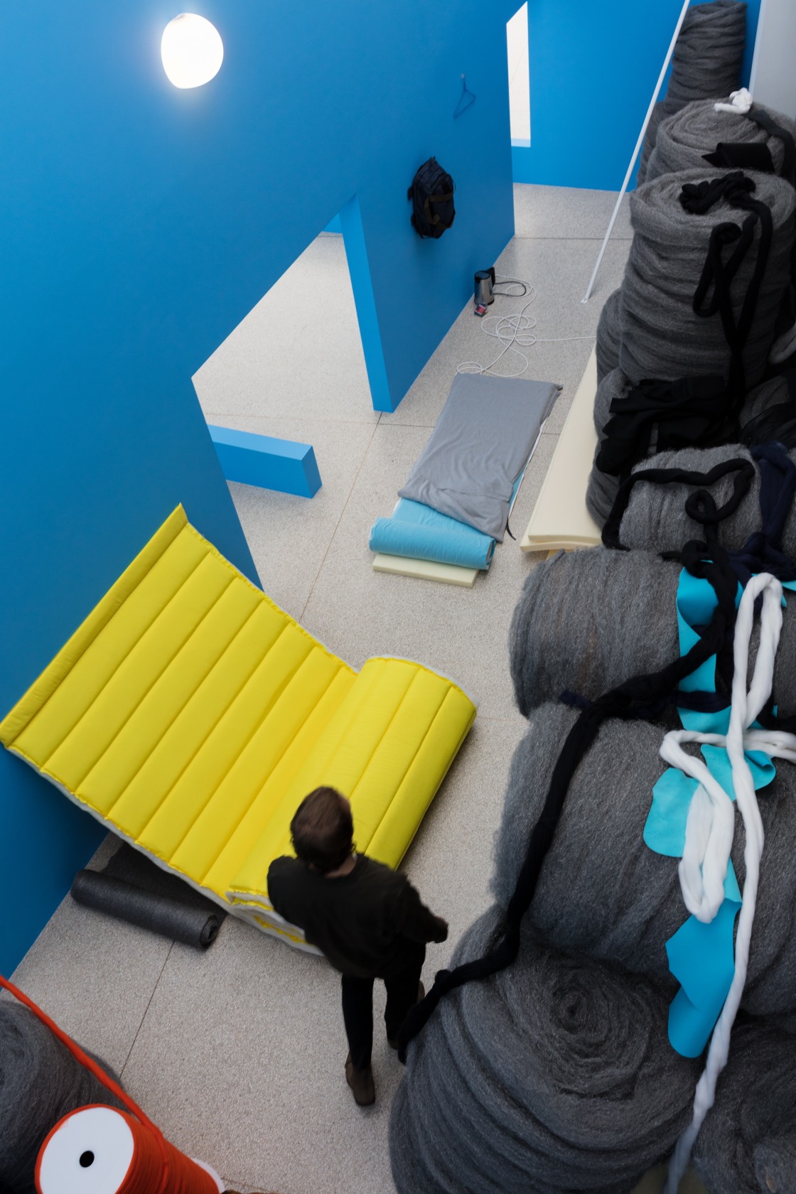 Exhibition view: Jean-Pascal Flavien, house with things behind With inhabitant Felix Utting Heidelberger Kunstverein, Heidelberg, 2018 Photo © Andrea Rossetti