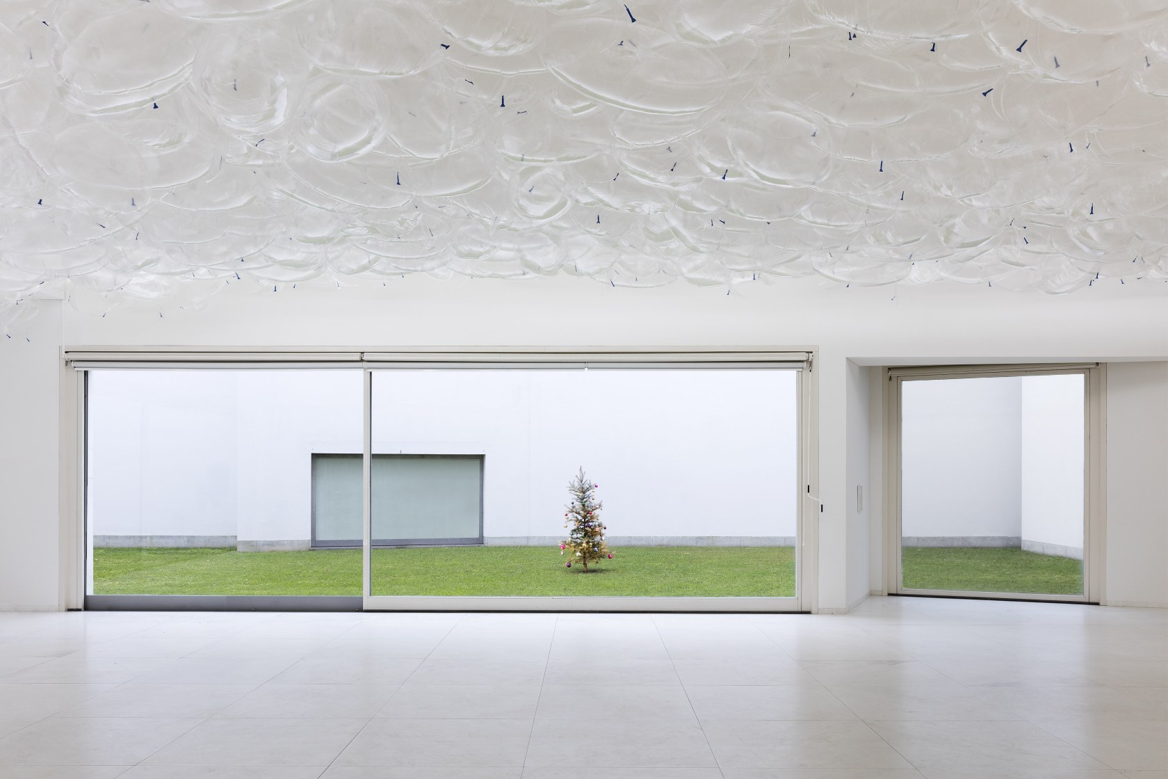 From above: Speech Bubbles (Transparent), 2017 Mylar balloons, helium Outside: C’est une oeuvre d’art pendant onze mois de l’année et...