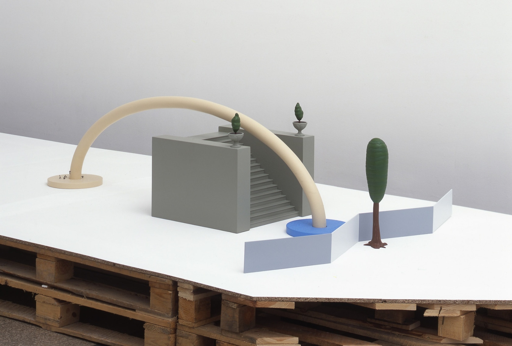 Matthew Ronay Baby Makin’ Behind Barriers, 2004 MDF, wood, aluminium, steel, paint 122,5 x 203 x 44 cm Photo ©...