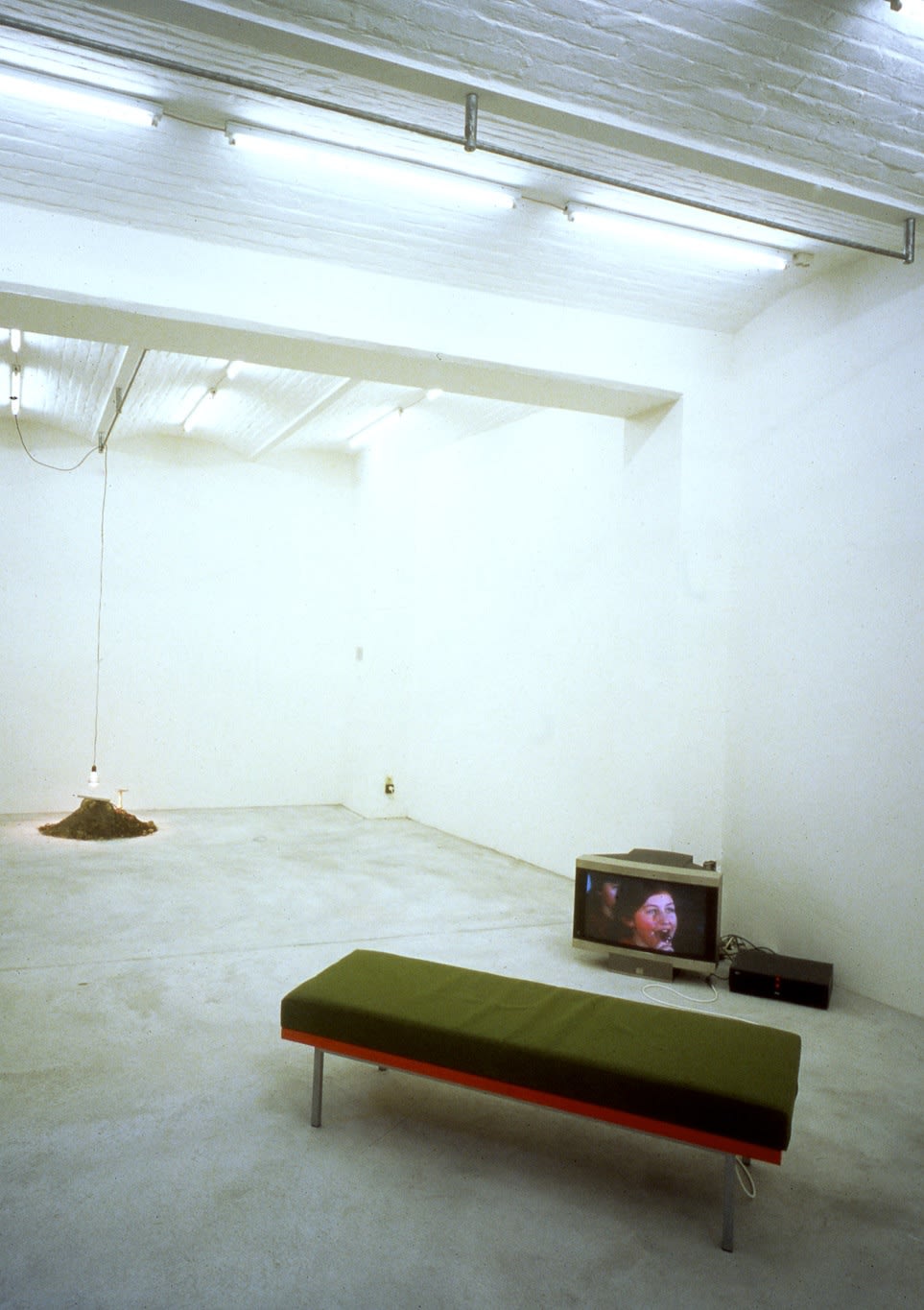 Angela Bulloch, Sound Clash Bench (khaki), 1997. Exhibition view: WAS NUN?, Schipper & Krome, Berlin, 1996. Photo © Carsten Eisfeld