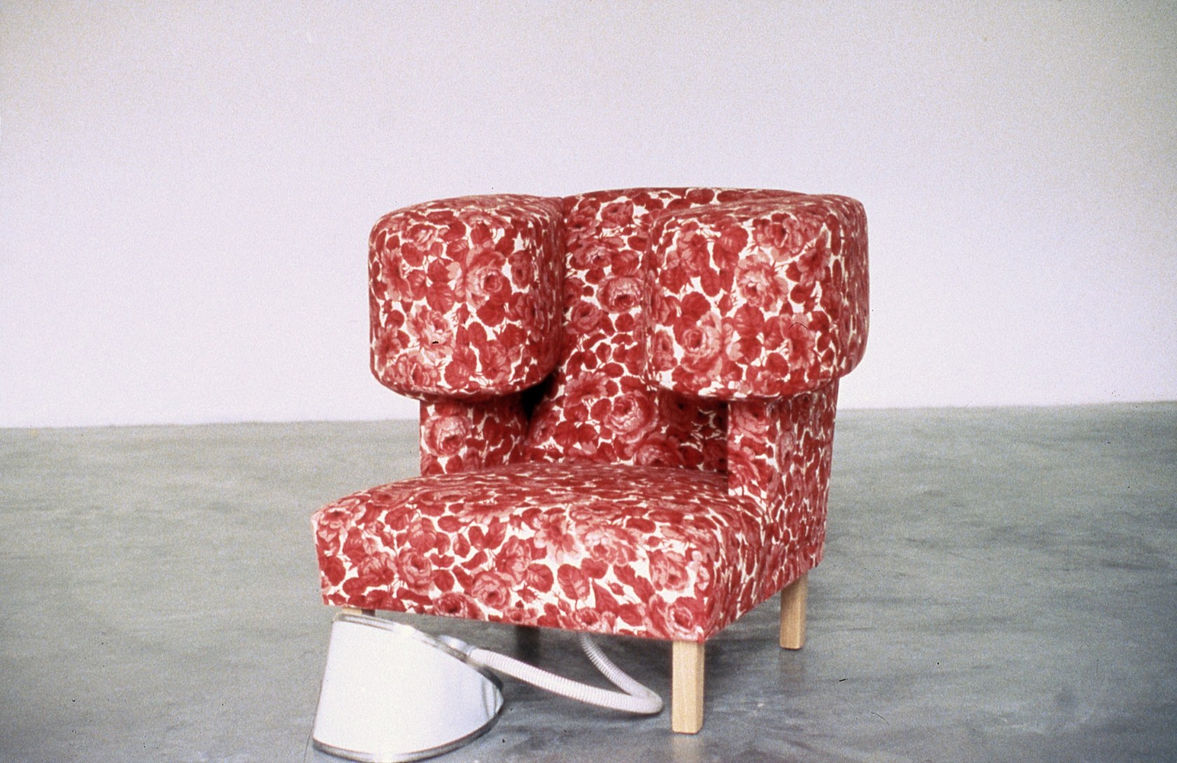 Wendy Jacob, Squeeze Chair, 1995. Exhibition view: The Squeeze Chair Project, Schipper & Krome, Cologne, 1995. Photo © Lothar Schnepf