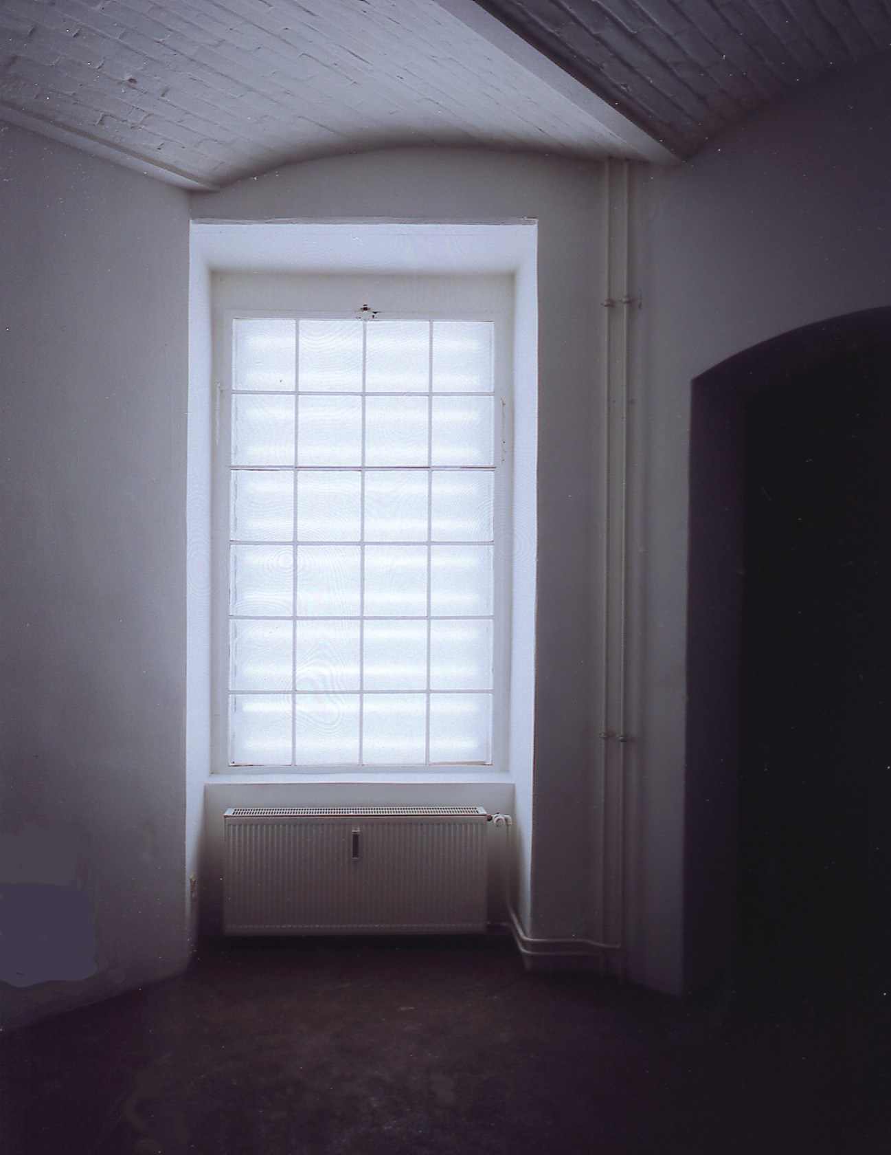 Christoph Keller, Lightbox, 1998. Exhibition view: Christoph Keller, tunnel & lightbox, Schipper & Krome, Berlin, 1998. Photo © Carsten Eisfeld