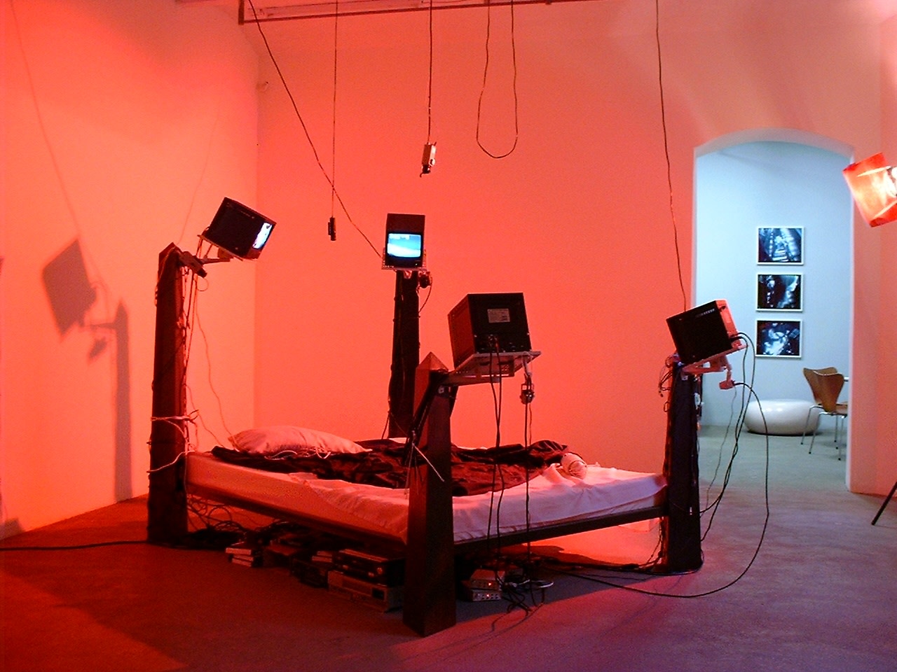 Julia Scher, Surveillance Bed III, 2000. Exhibition view: Always There – Surveillance Bed, Schipper & Krome, Berlin, 2000. Photo ©...
