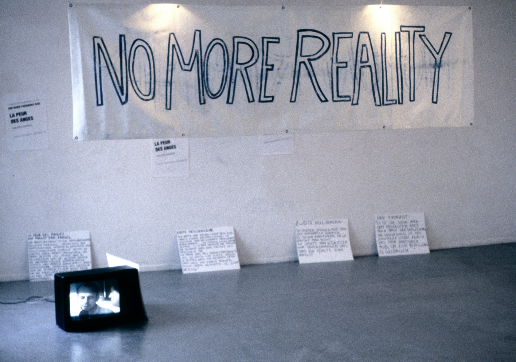 Exhibition view: Philippe Parreno, Plädoyer, Esther Schipper, Cologne, 1993. Photo © Lothar Schnepf