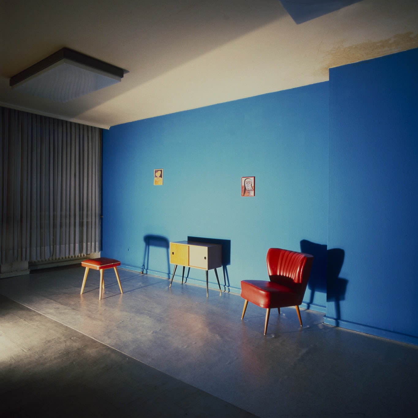 Exhibition view: Dominique Gonzalez-Foerster, R.W.F., Hohenzollernring 74, Cologne, 1993. Photo © Lothar Schnepf