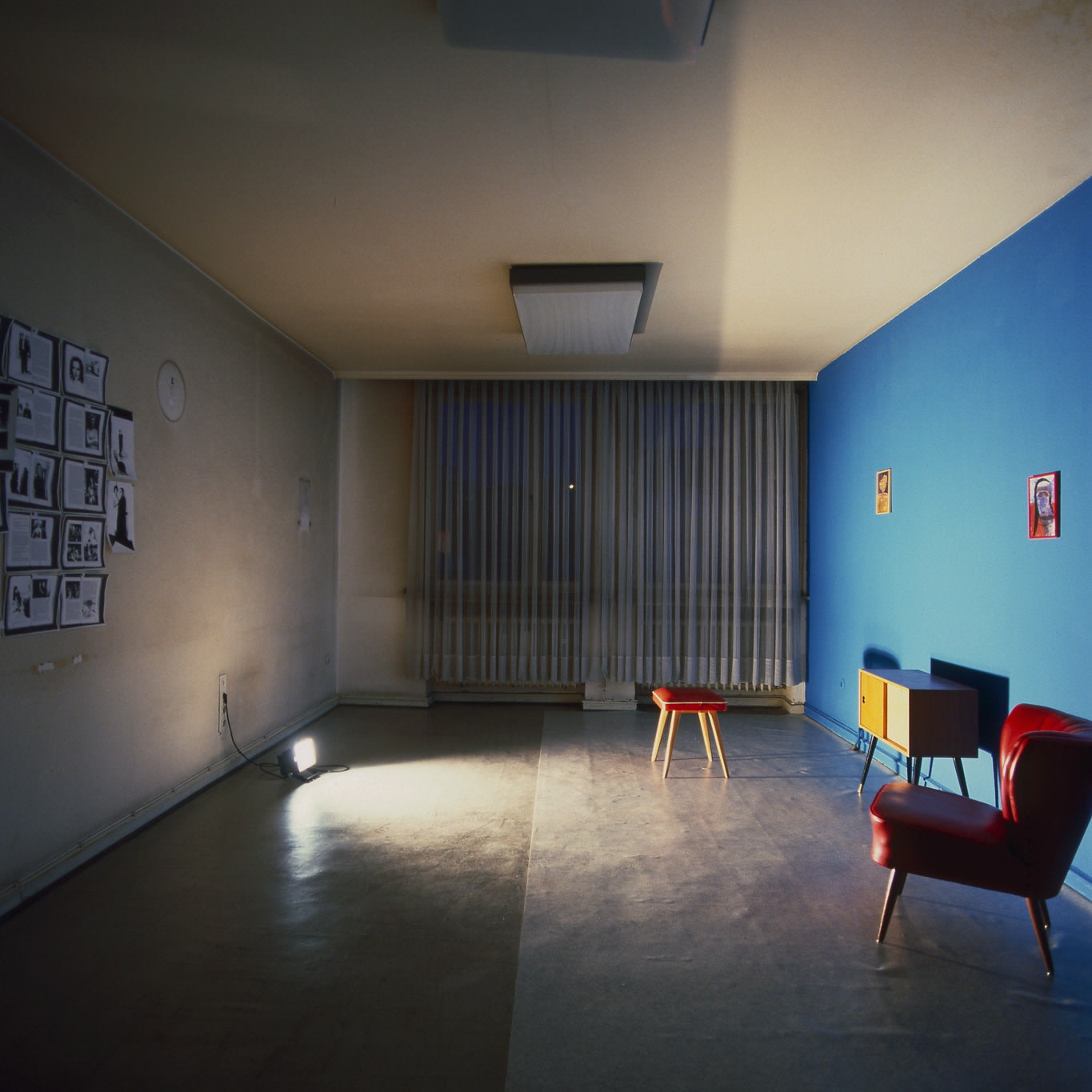 Exhibition view: Dominique Gonzalez-Foerster, R.W.F., Hohenzollernring 74, Cologne, 1993. Photo © Lothar Schnepf