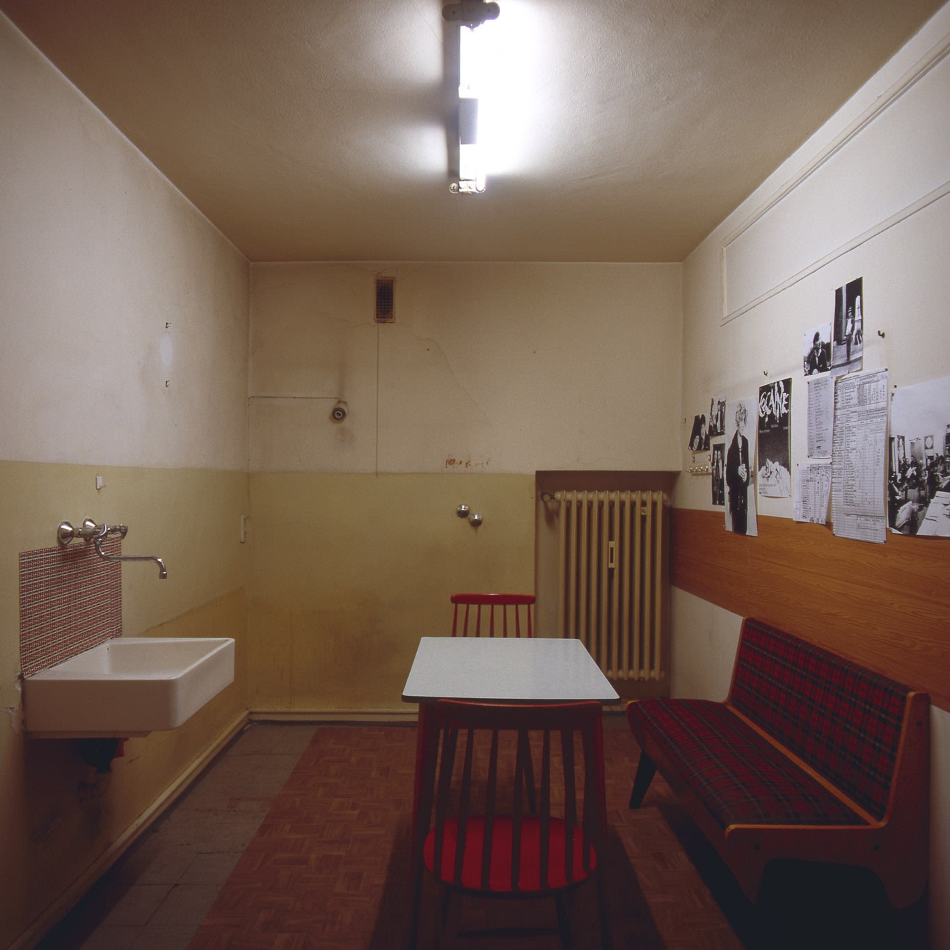 Exhibition view: Dominique Gonzalez-Foerster, R.W.F., Hohenzollernring 74, Cologne, 1993. Photo © Lothar Schnepf