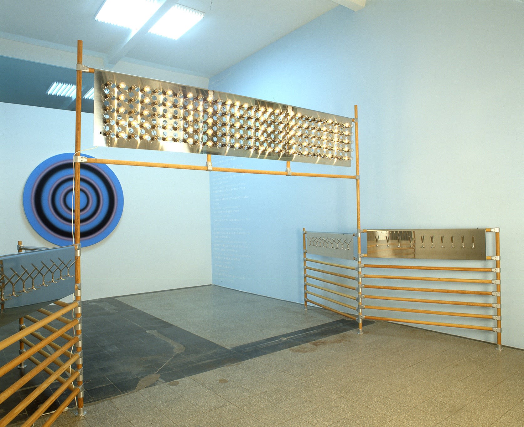 Left: Ugo Rondinone, No. 226 Siebenundzwanzigsteroktoberzweitausend, 2000. Right: Carsten Höller, Kräfte Vereinen (Uniting Strengths), 1998. Exhibition view: Winter 2001, Schipper...