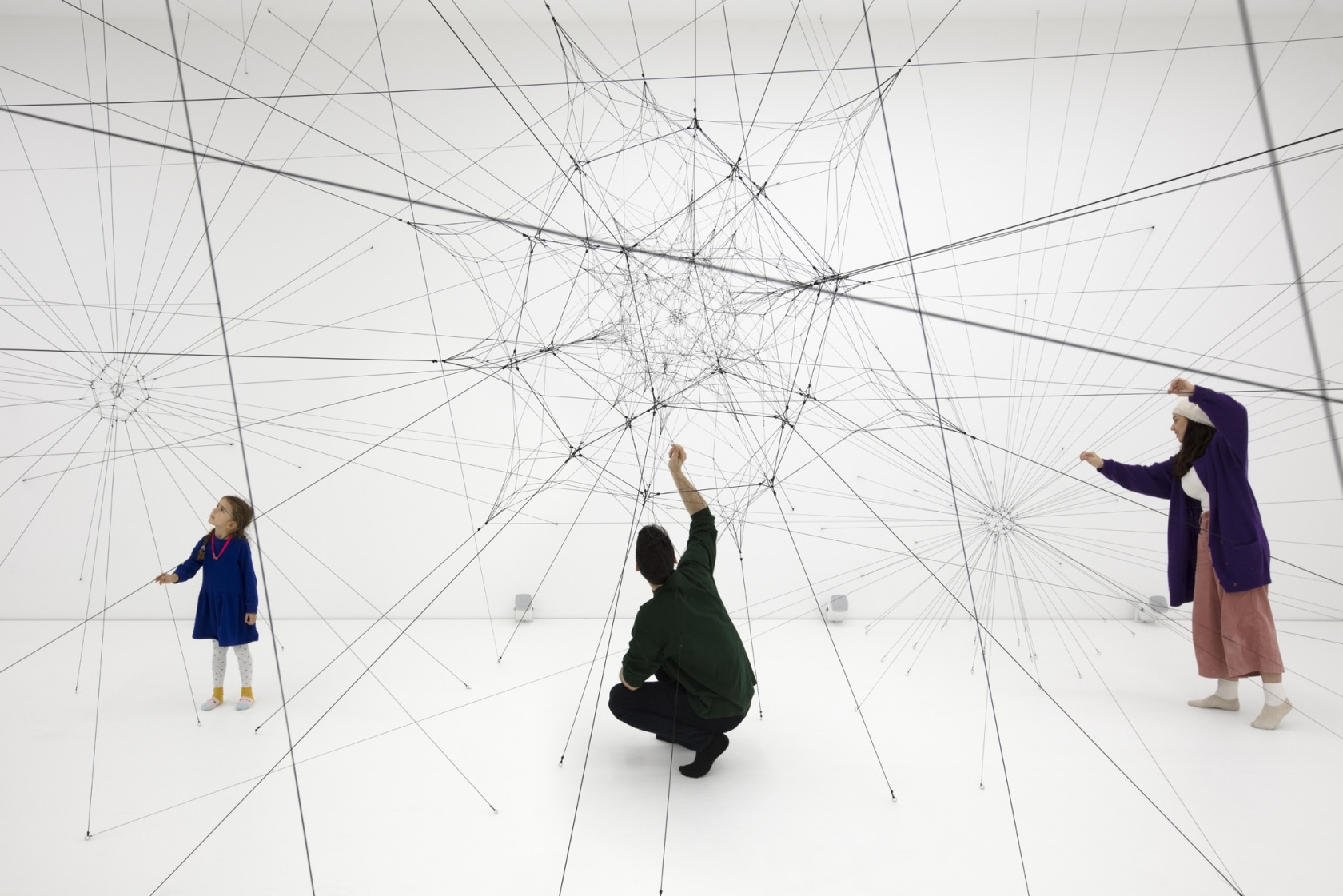 Exhibition view: Tomás Saraceno, Algo-r(h)i(y)thms, Esther Schipper, Berlin, 2019 Photo © Andrea Rossetti