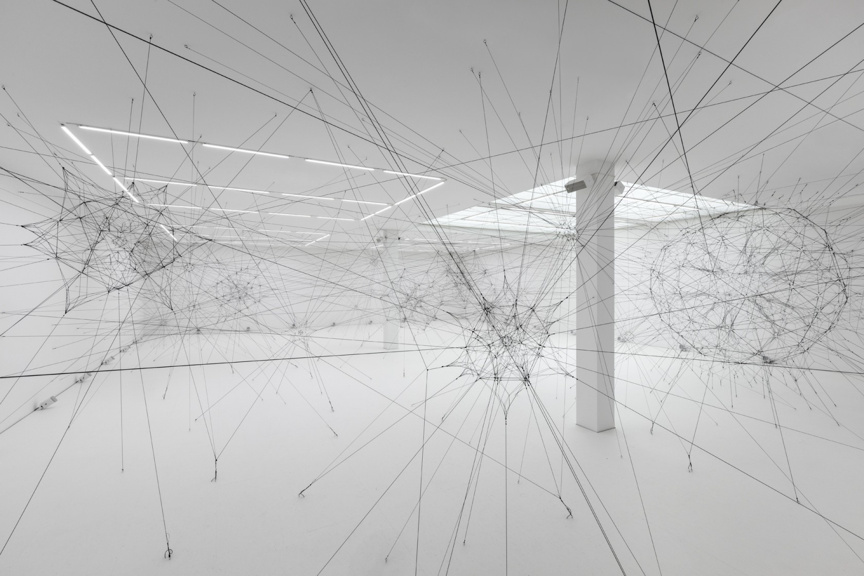 Exhibition view: Tomás Saraceno, Algo-r(h)i(y)thms, Esther Schipper, Berlin, 2019 Photo © Andrea Rossetti
