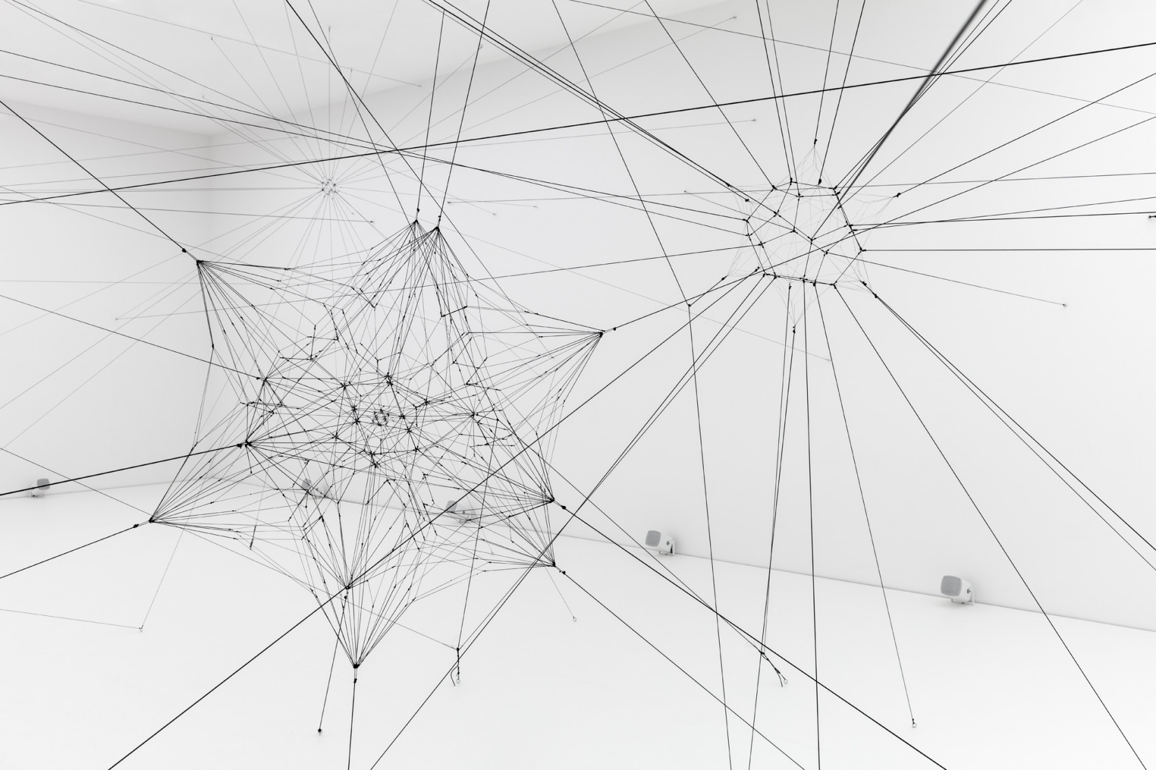 Exhibition view: Tomás Saraceno, Algo-r(h)i(y)thms, Esther Schipper, Berlin, 2019 Photo © Andrea Rossetti