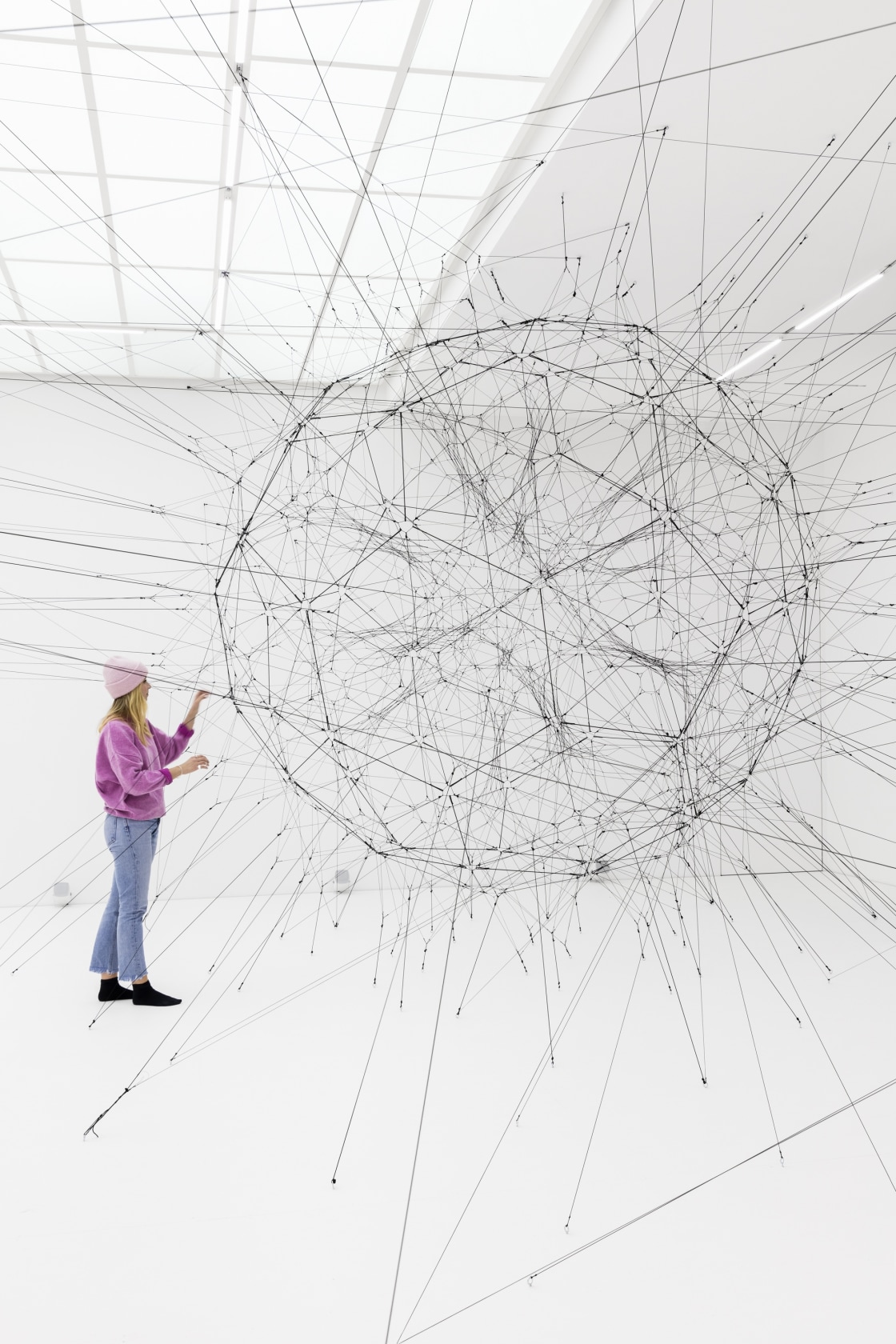 Tomás Saraceno 610 MHz (MACSJ2243.3-0935 / Radio Halo), 2018 Rope, contact microphones, hardware, passive speakers, amplifiers, shakers, subwoofers ø 410...