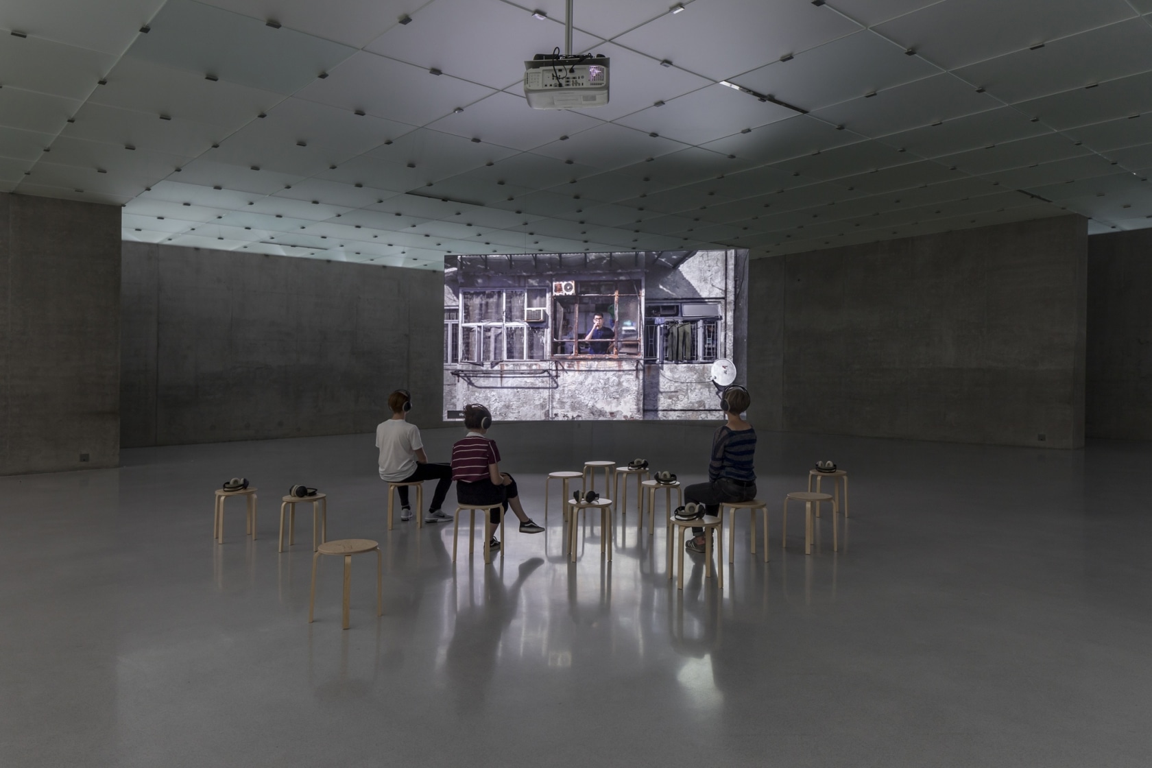 Radio Piece (Hong Kong) in collaboration with RAY Fotografieprojekte Frankfurt/RheinMain, 2015 Single channel video projection, color, binaural sound over headphones...