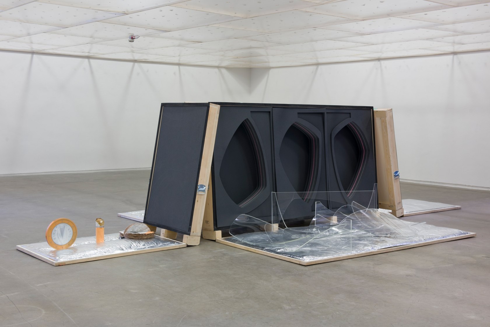 Exhibition view: Gabriel Kuri, spending static to save gas, The Douglas Hyde Gallery, Dublin, 2020 Photo © Louis Haugh