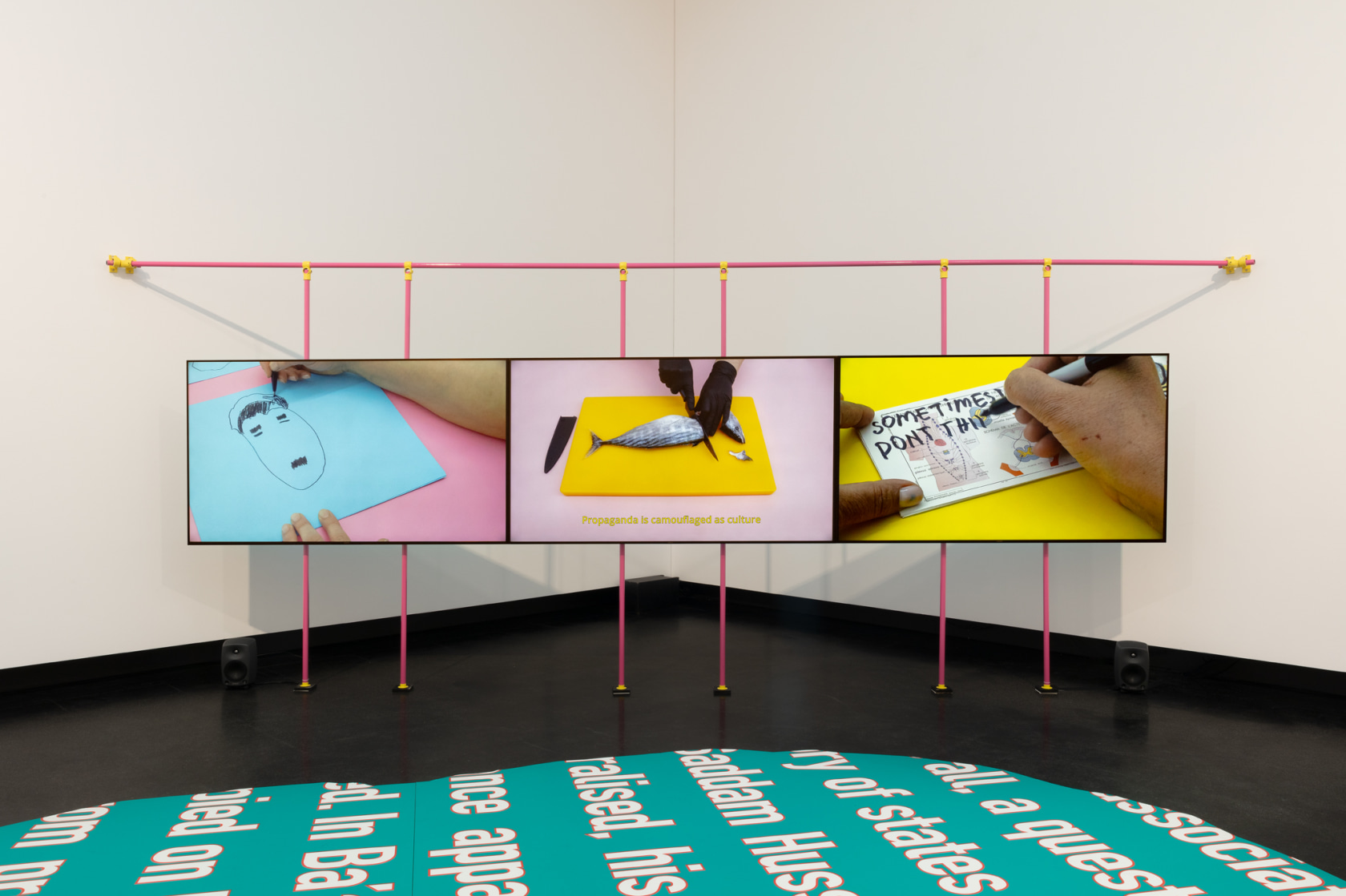 Cemile Sahin, Bad People, Bad News, 2021, 3-channel video, installation, duration: 40 min, edition of 5. Exhibition view: Arbeit am...