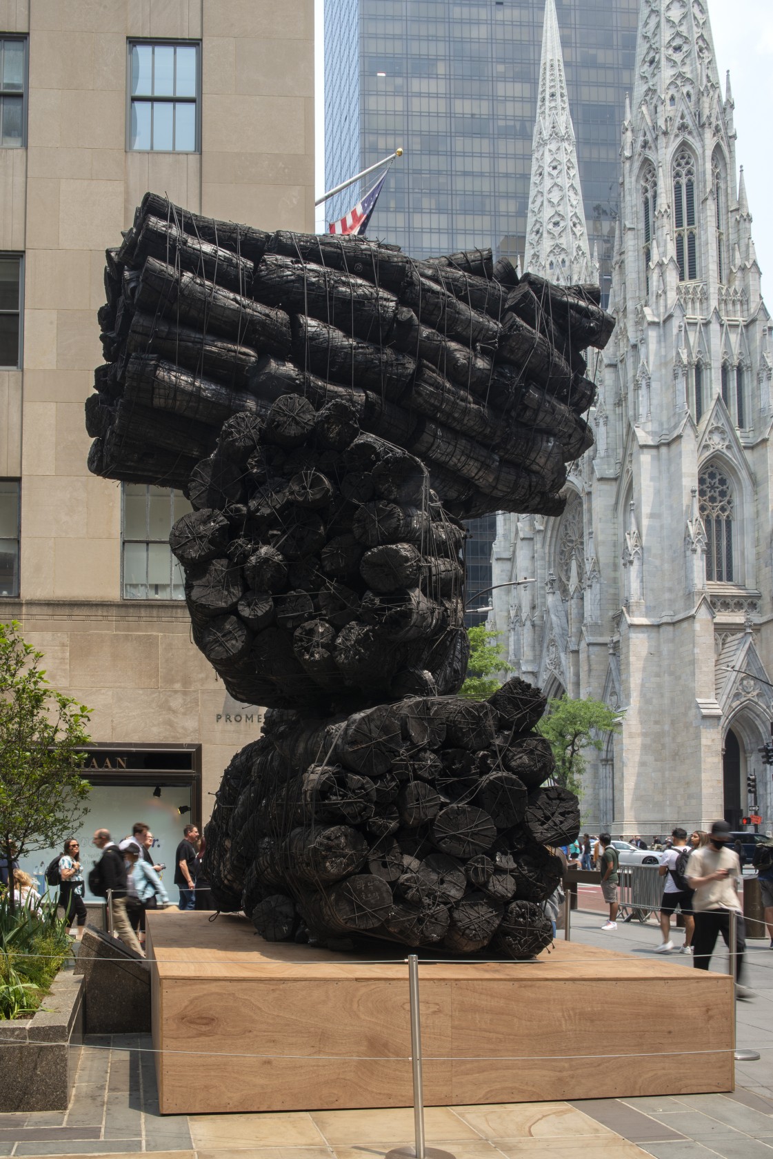Exhibition view: Lee Bae, Issu du feu, Channel Garden, Rockefeller Center, New York, 2023. Photo © Jeffery Jenkins