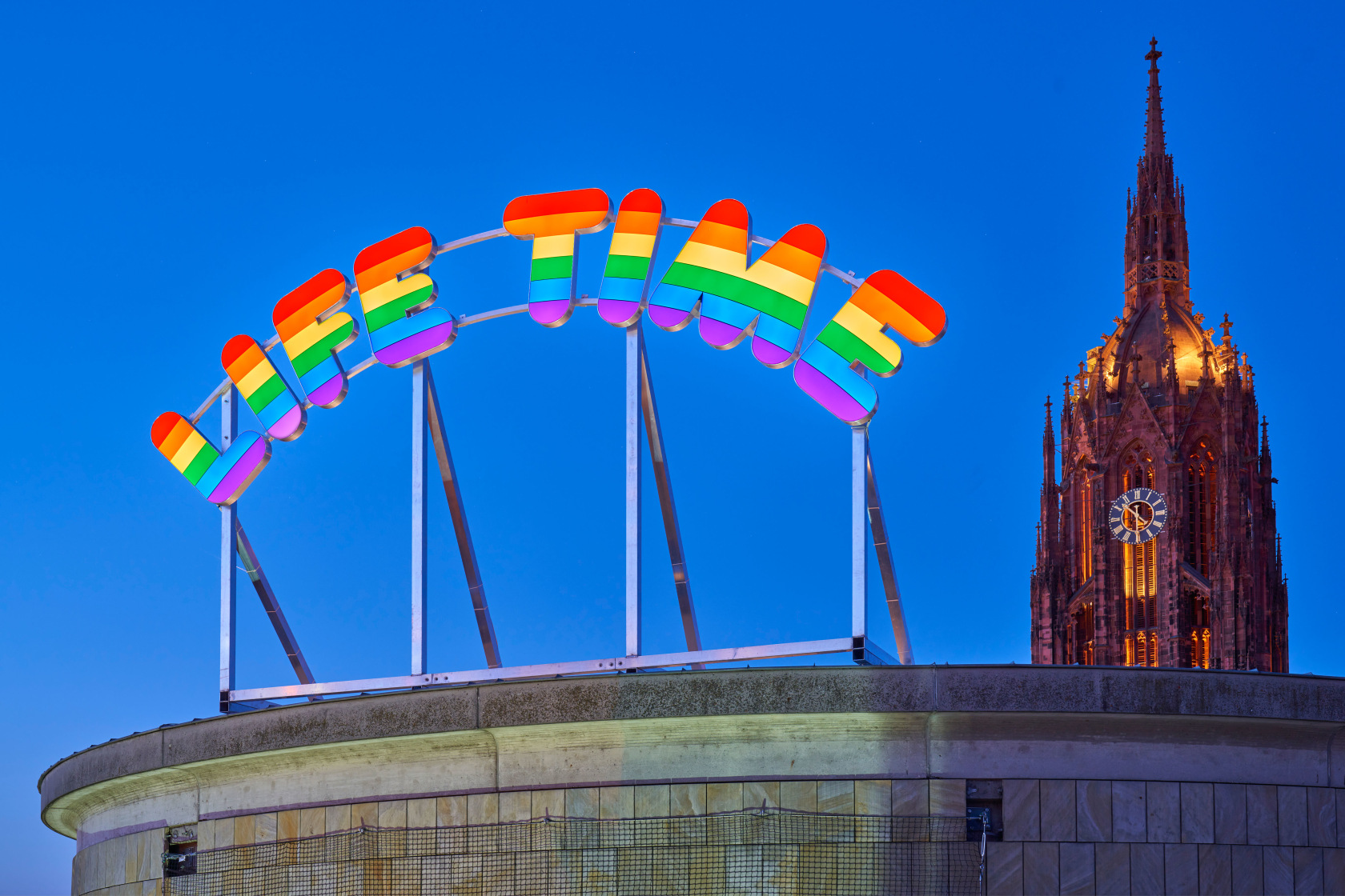 Ugo Rondinone, life time, 2019, neon, acrylic glass, translucent foil, aluminium. Photo © Schirn Kunsthalle Frankfurt, Norbert Miguletz