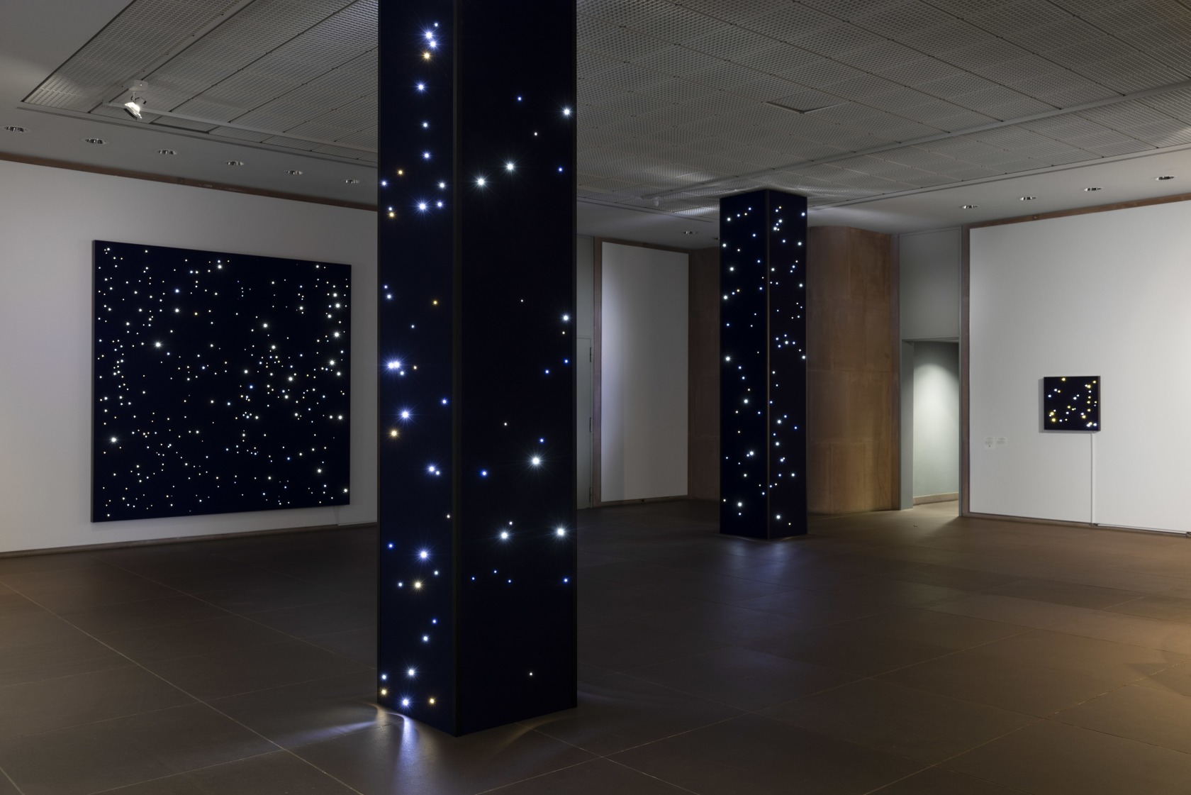 Exhibition view: Angela Bulloch, Alles Licht. Light and Space gestern und heute, Kunsthalle Bielefeld, Bielefeld, 2025. Photo © Philipp Ottendörfer