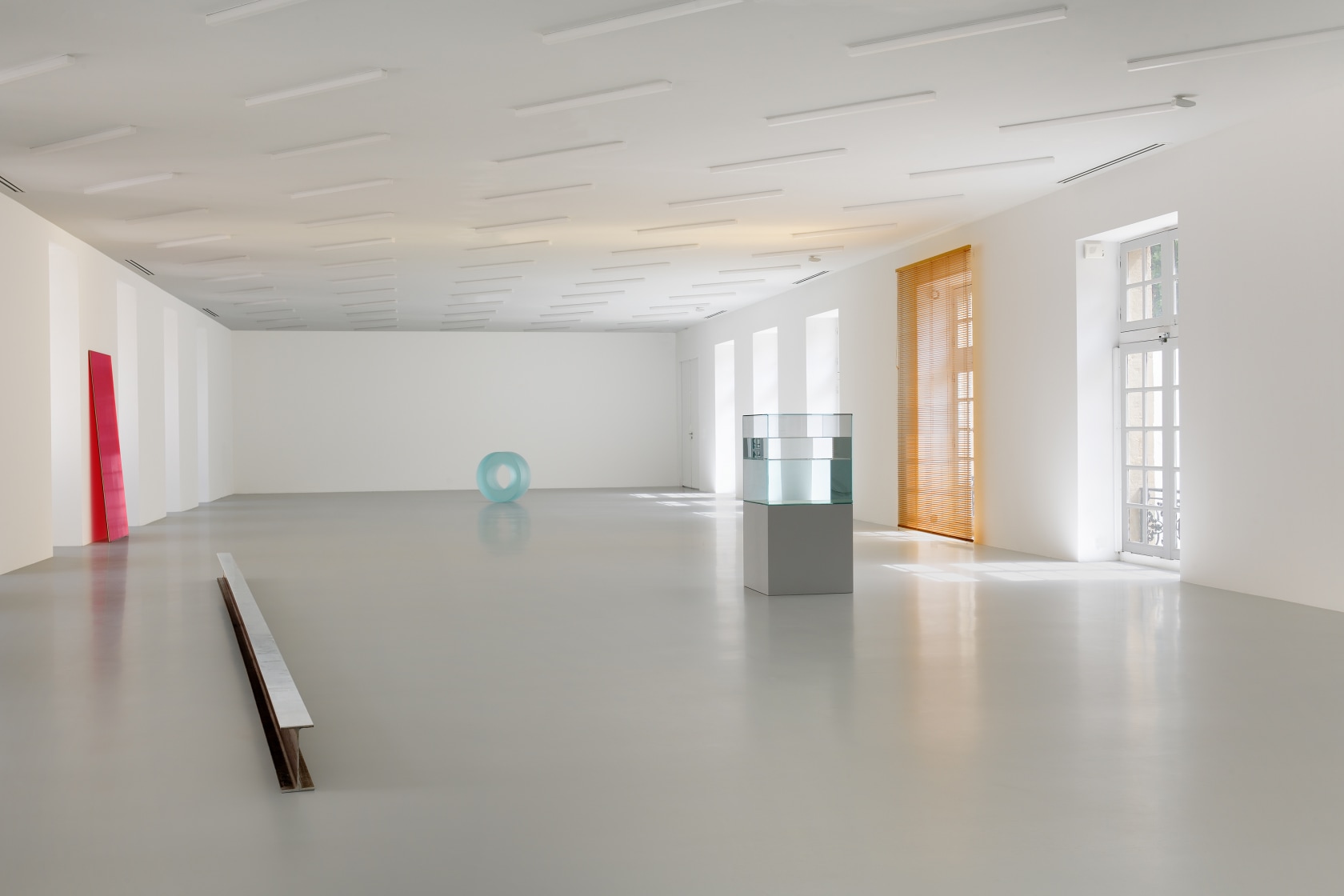 Exhibition view: Ann Veronica Janssens, entre le crépuscule et le ciel, Collection Lambert, Avignon, 2022. © The artist / ADAGP,...