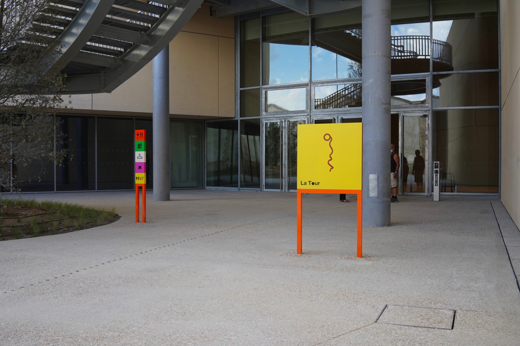 Liam Gillick, Luma Arles Signage System, LUMA Arles, Parc des Ateliers, Arles, 2021. Photo © Liam Gillick