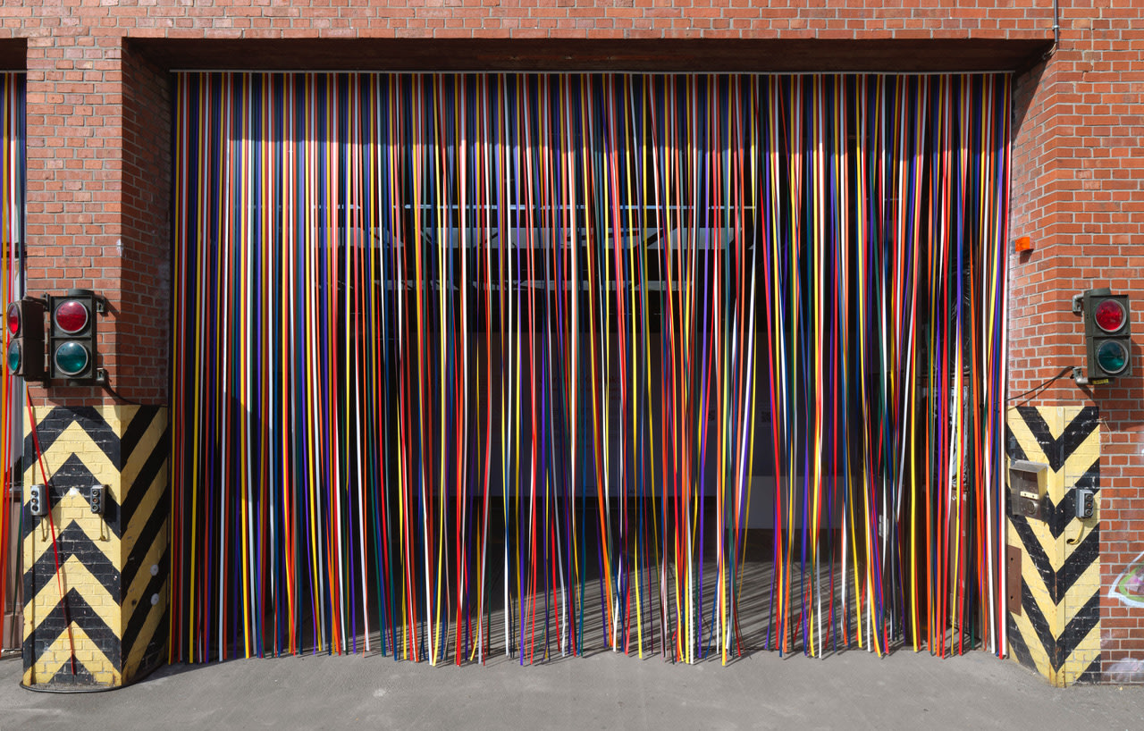 Karin Sander, Zwei Fliegenvorhänge, 2022, vinyl, 1270 x 445 cm © Karin Sander / VG Bild-Kunst, Bonn 2022 Photo ©...