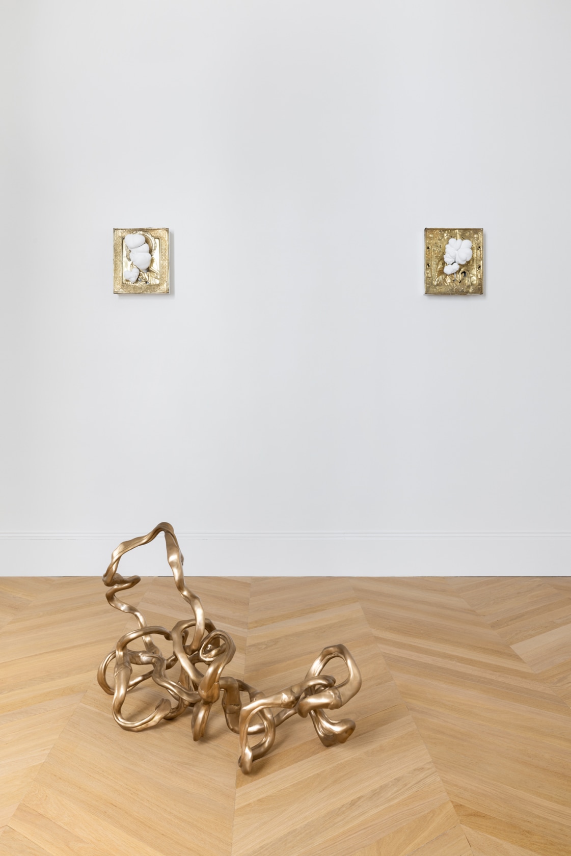Wall (left): Etienne Chambaud, Stase, 2022. Wall (right): Etienne Chambaud, Stase, 2022. Floor: Etienne Chambaud, Necknot, 2022. Exhibition view: Etienne...