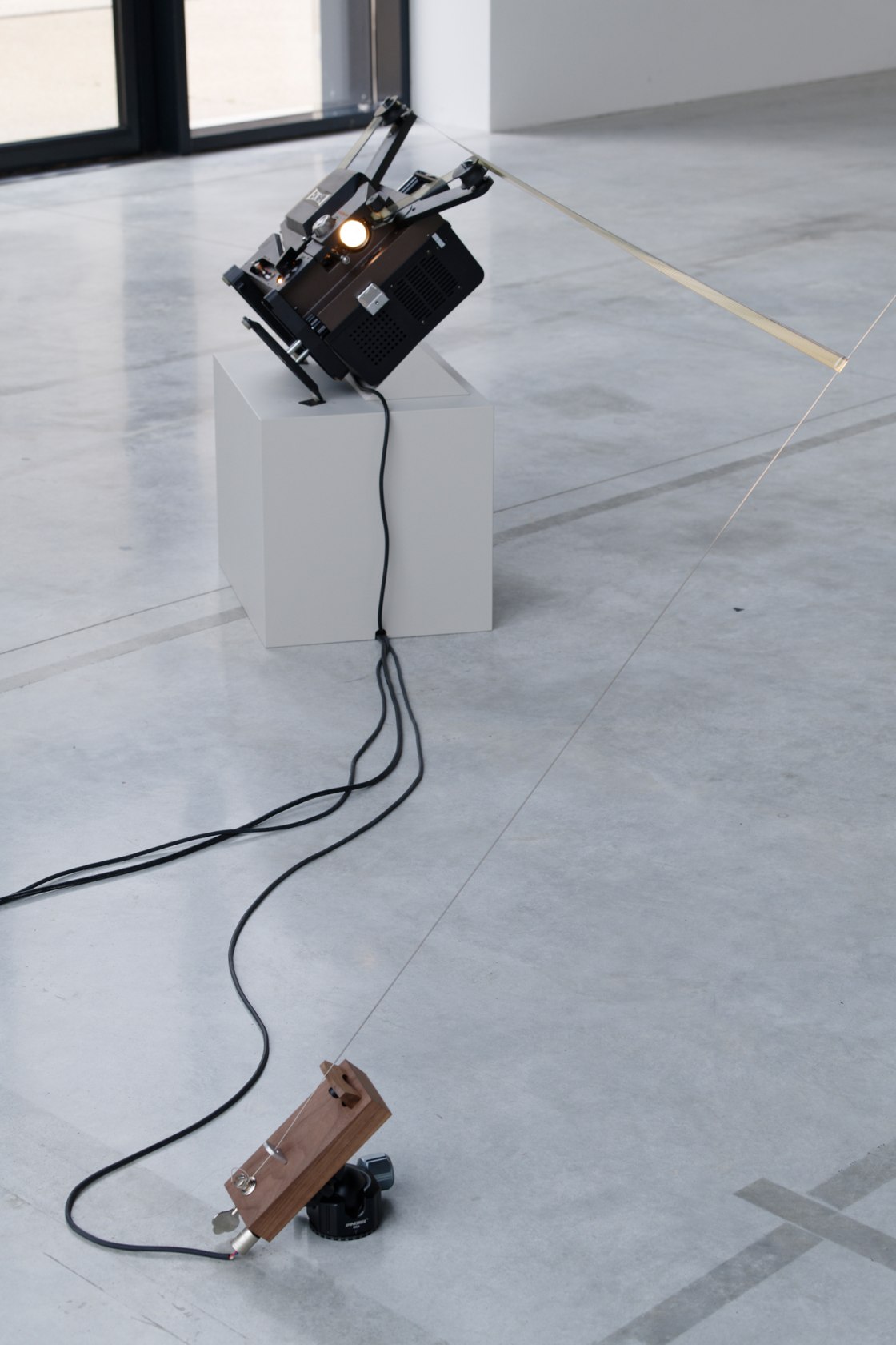 Rosa Barba, Wirepiece, 2022. Exhibition view: Weavers, CCC OD – Centre de Création Contemporaine Olivier Debré, Tours, 2022. Photo ©...