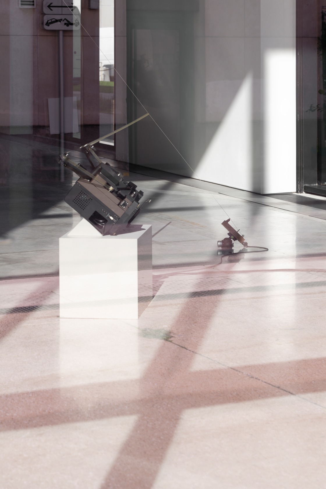 Rosa Barba, Wirepiece, 2022. Exhibition view: Weavers, CCC OD – Centre de Création Contemporaine Olivier Debré, Tours, 2022. Photo ©...