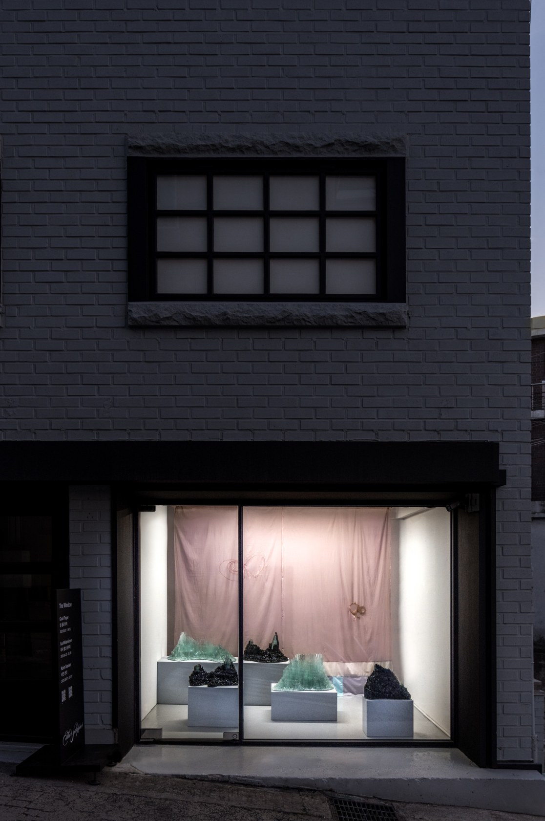 Exhibition view: The Window. Isa Melsheimer, Esther Schipper, Seoul, 2023. Photo © Hyun Jun Lee