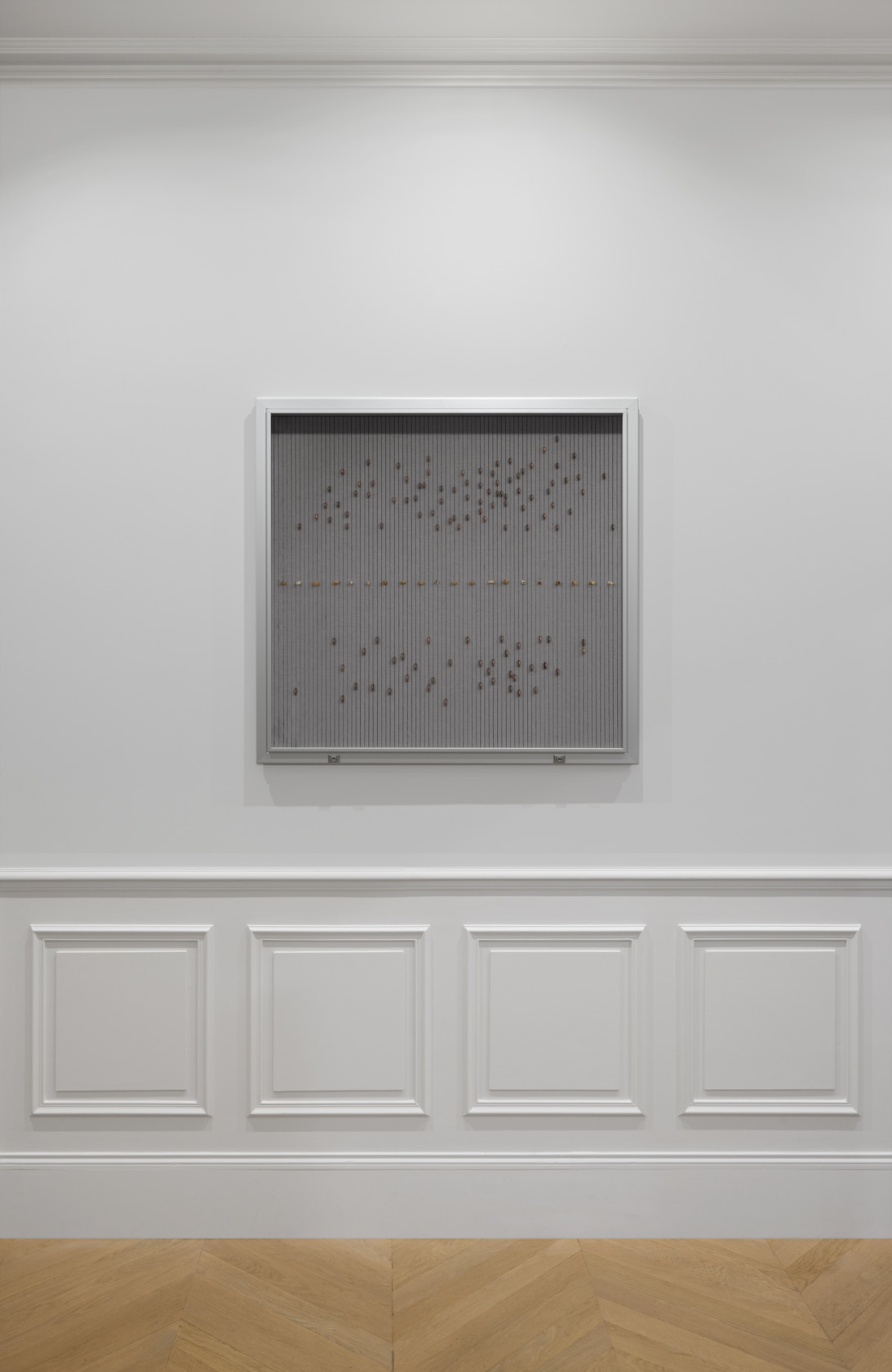 Exhibition view: Gabriel Kuri, Particules Préemptives, Esther Schipper, Paris 2023 Photo © Andrea Rossetti