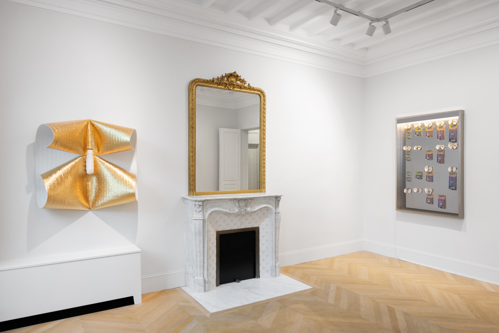 Exhibition view: Gabriel Kuri, Particules Préemptives, Esther Schipper, Paris 2023 Photo © Andrea Rossetti