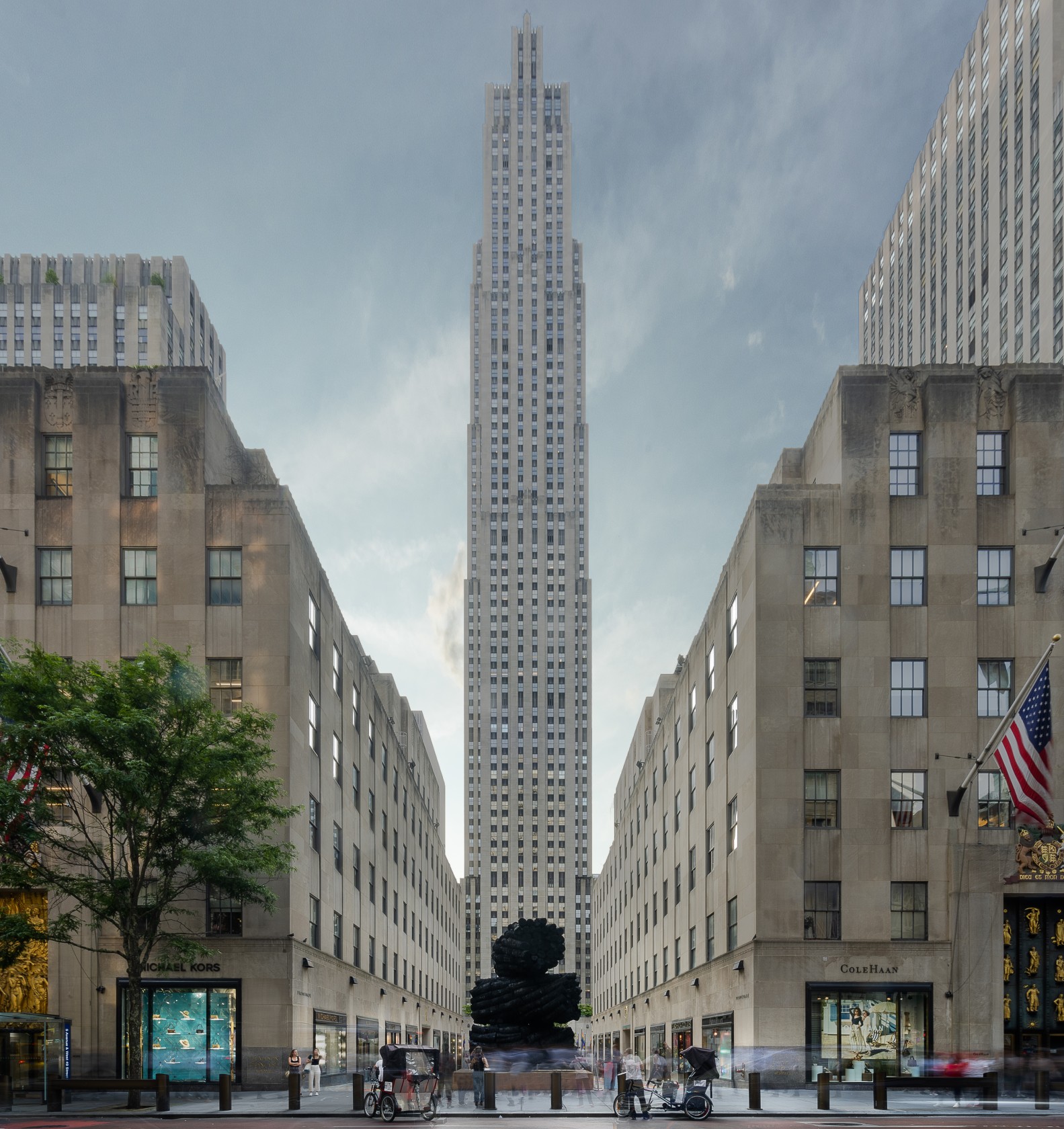 Exhibition view: Lee Bae, Issu du feu, Channel Garden, Rockefeller Center, New York, 2023. Photo © Jeffery Jenkins