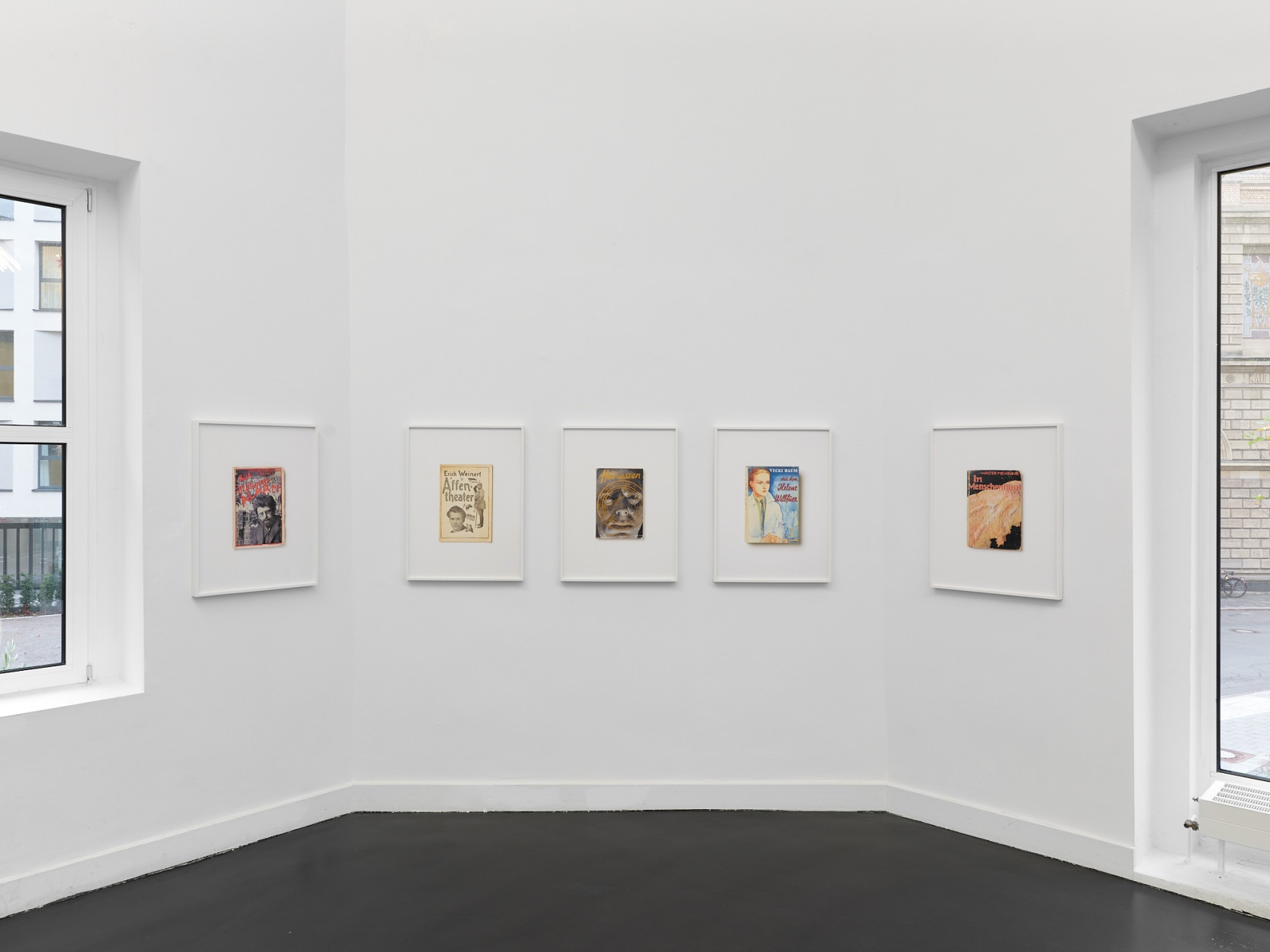 Exhibition view: Annette Kelm, Die Bücher, Projektbüro DFI e.V., Düsseldorf © AR / courtesy DFI e.V.