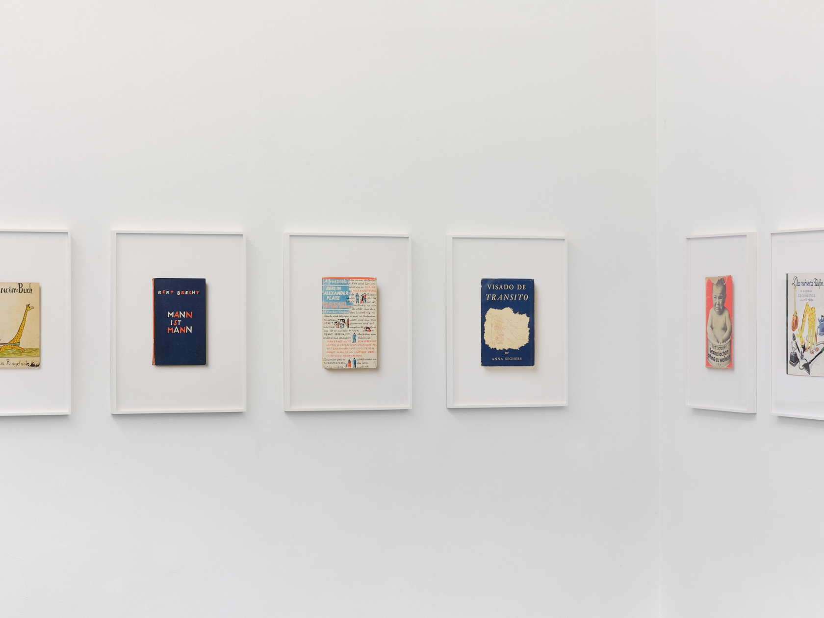 Exhibition view: Annette Kelm, Die Bücher, Projektbüro DFI e.V., Düsseldorf © AR / courtesy DFI e.V.